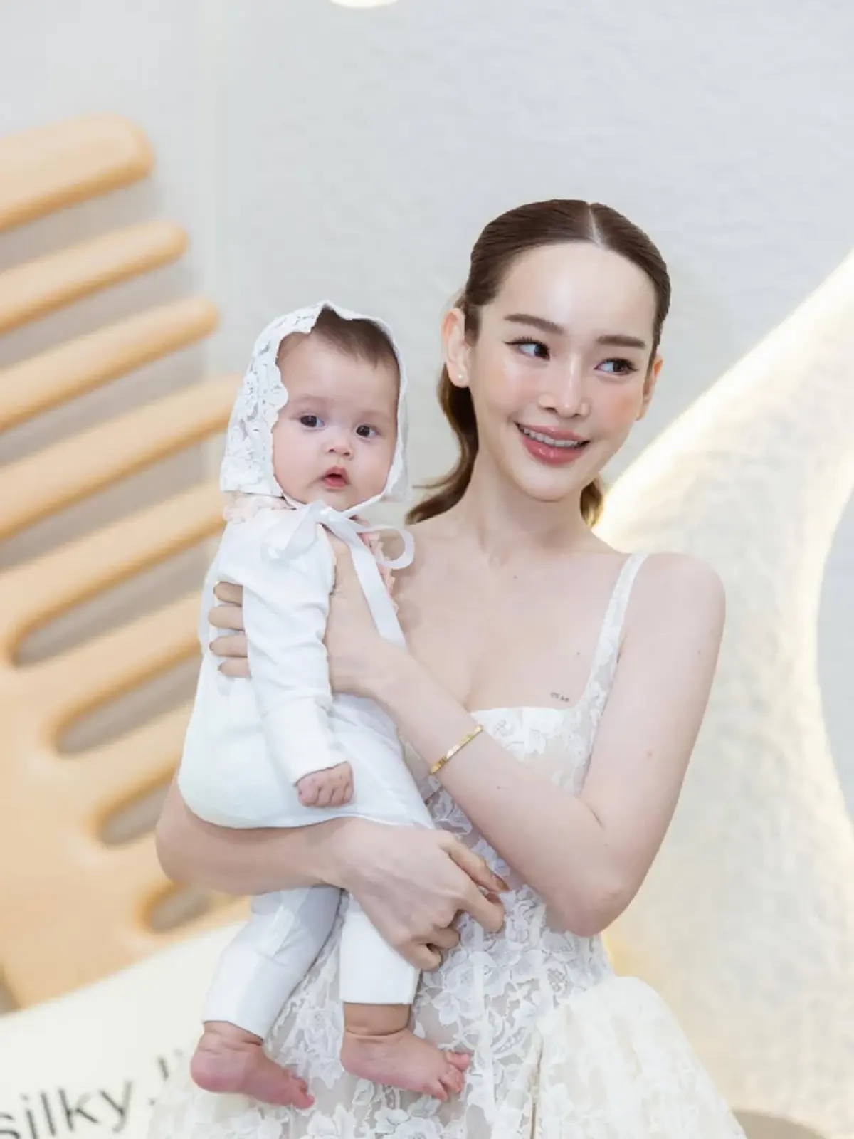 “ปุ้มปุ้ย พรรณทิพา” เปิดตัวลูกสาว “น้องวานิลา” ครั้งแรกในงานใหญ่