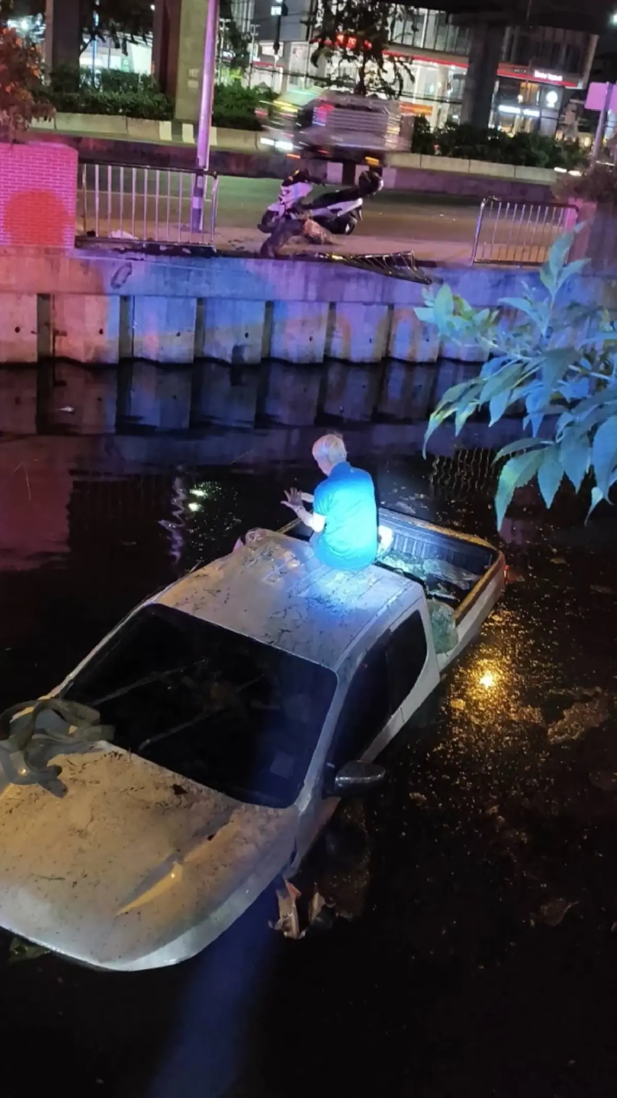 ตาวัย 79 ขับกระบะพุ่งตกคูน้ำ ริมถนนวิภาวดี  รถจมท่วมทั้งคัน