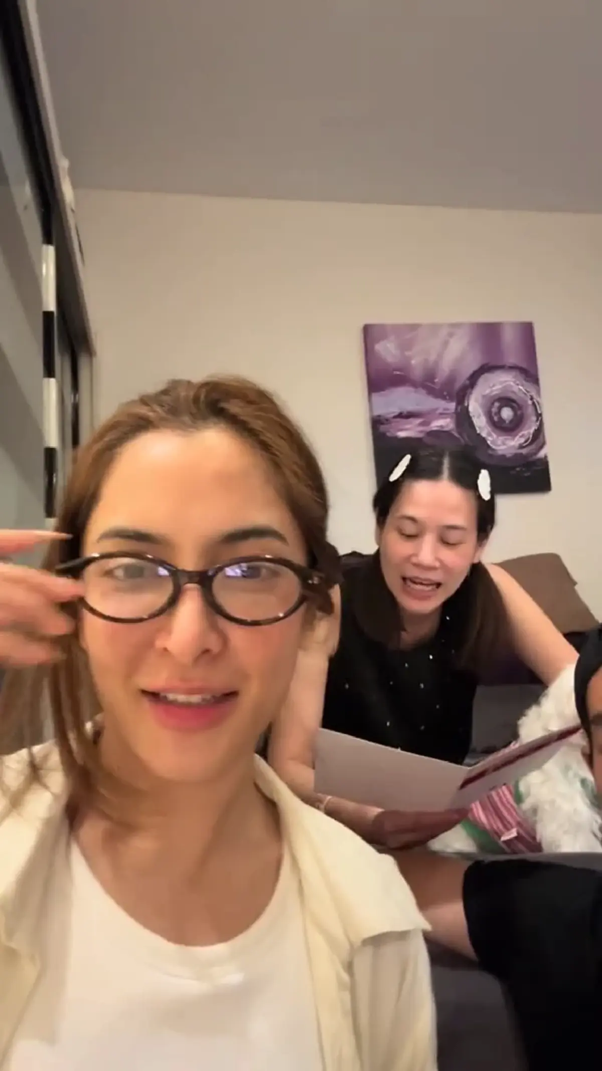  แฟน ๆ ใจละลายแล้ว! โมเมนต์วันเกิดน้องสาวตุ้ย ธีรภัทร์ ที่พิ้งกี้ สาวิกา ร่วมเขียนการ์ดและร่วมเฟรมกับตุ้ยและลูกชาย แค่เห็นภาพก็ฟินจนใจพอง ความสัมพันธ์ที่อบอุ่นแบบนี้ แม้ยังไม่เปิดตัวเป็นทางการ ก็ทำแฟน ๆ ยิ้มกว้างได้