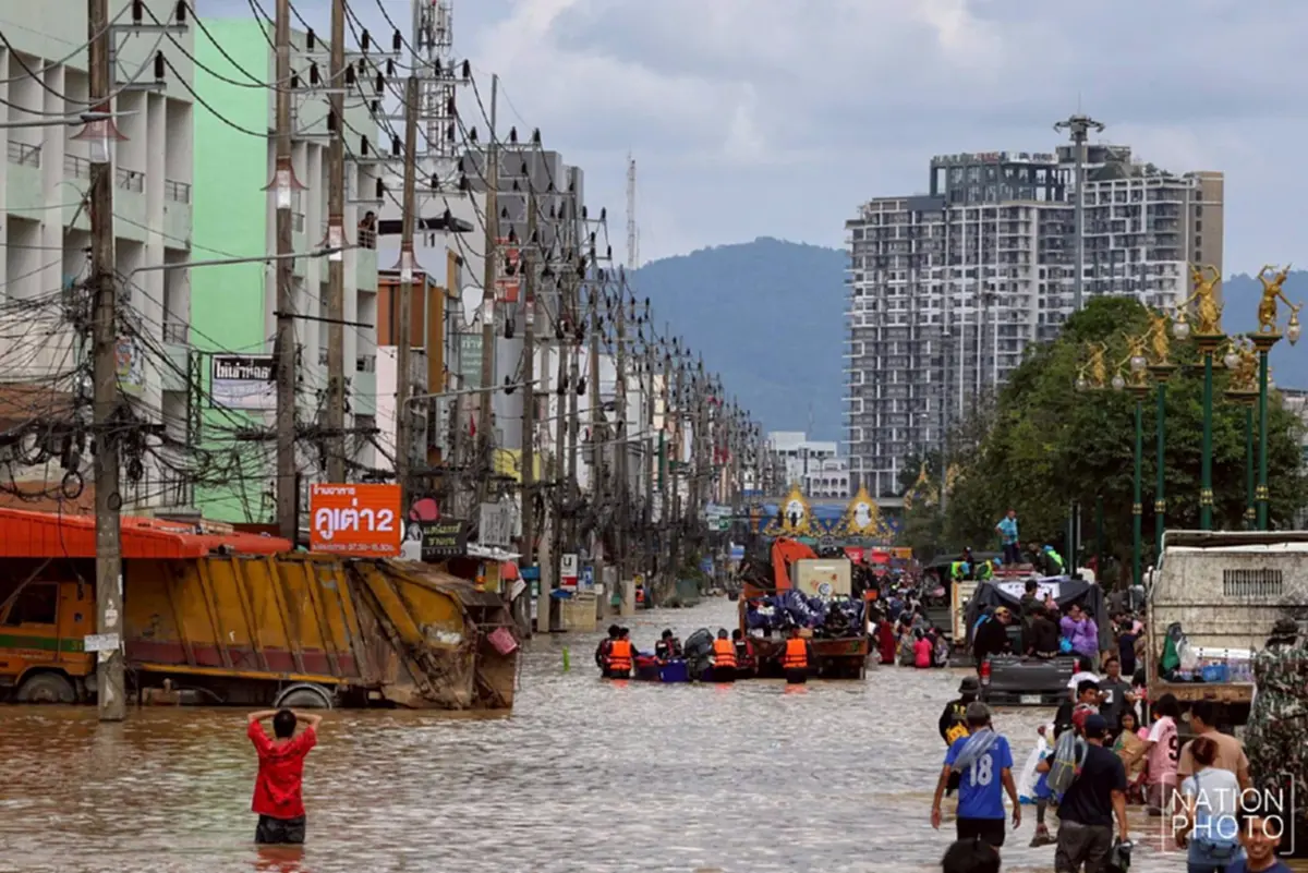 "อั๋น ภูวนาท" ซัดเดือด ผู้นำยืนผัดข้าว - เดินหนีนักข่าว