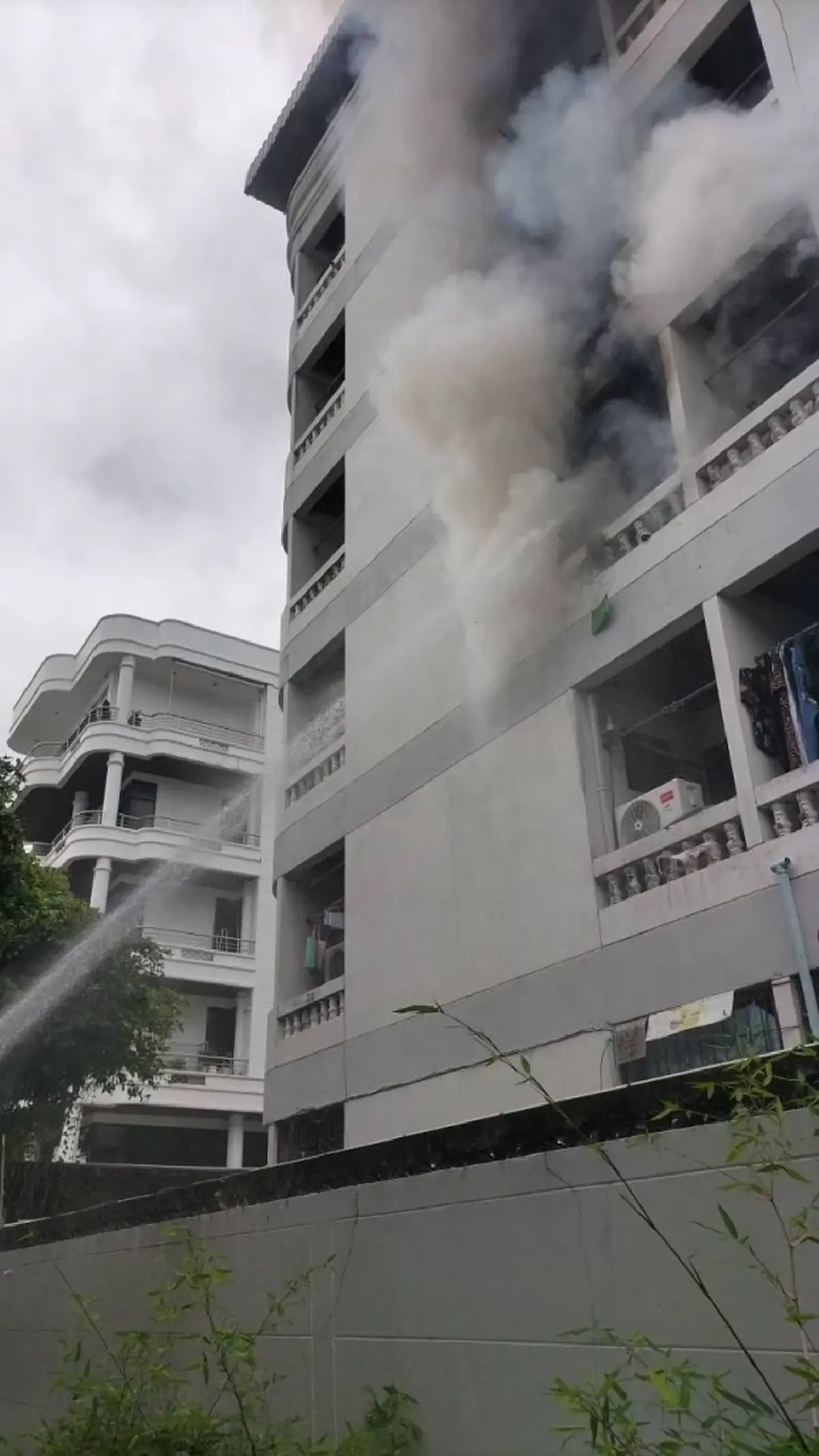 คืบหน้าล่าสุด ไฟไหม้แมนชั่นกลางห้วยขวาง ช่วงบ่ายที่ผ่านมา 