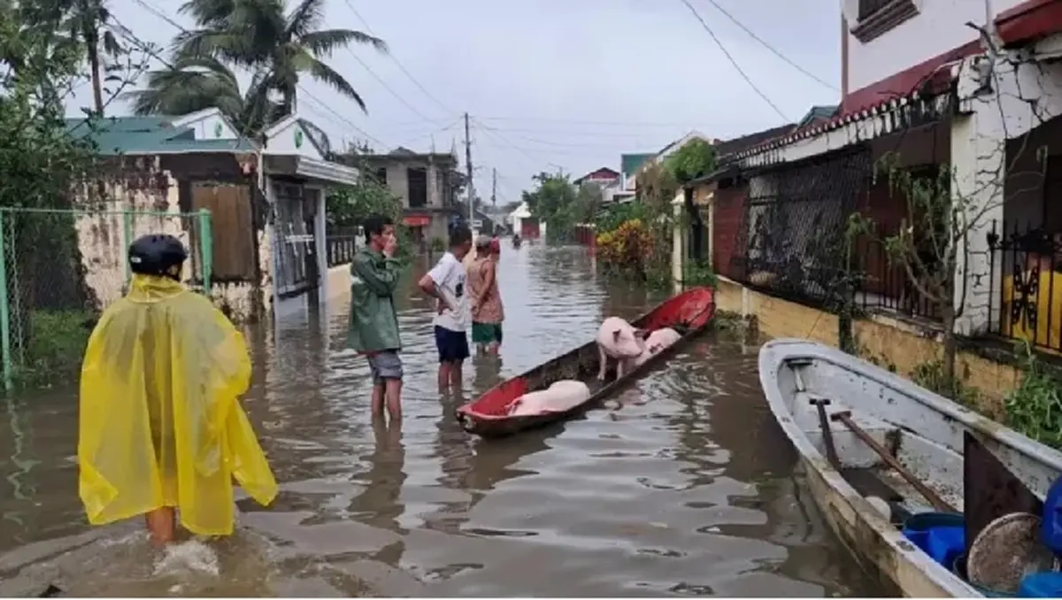 ไต้ฝุ่นฟงวองถล่มฟิลิปปินส์ บ้านเรือนคาตันดัวเนสพังเสียหายหนัก
