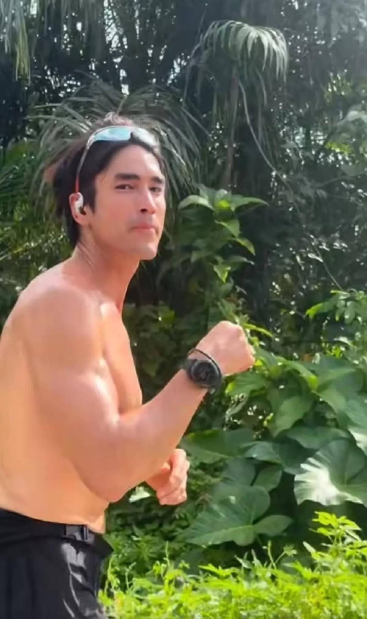 กรี๊ดกันทั้งรถ ขับกระบะผ่าน พระเอกดัง&quot;วิ่งโชว์ซิกแพคริมถนน