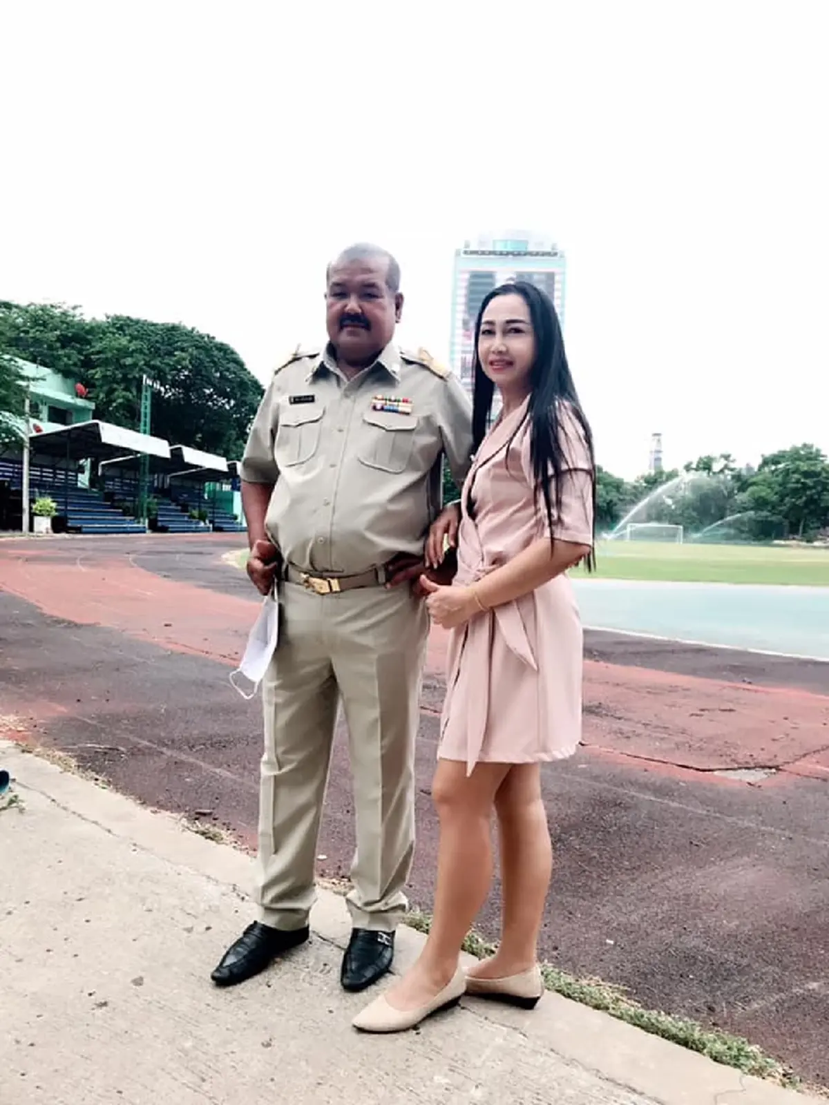 สวยมาก เปิดโฉมหน้าคู่ชีวิต \"ครูสกล\" ร่วมทุกข์ร่วมสุขกันมา 30 ปี