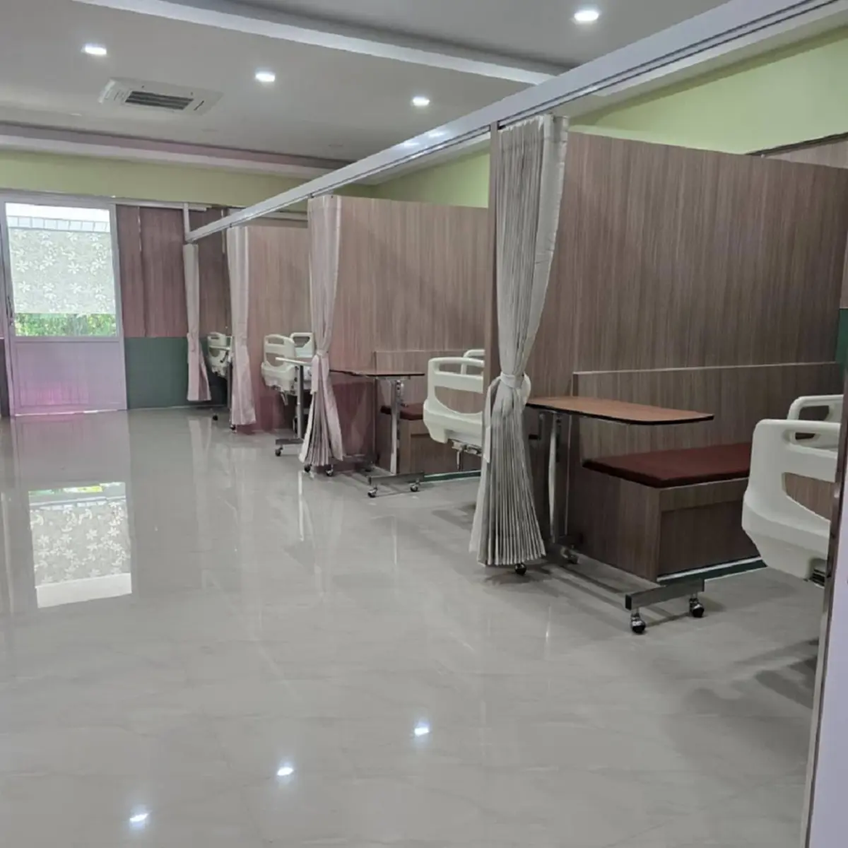 แห่ชื่นชม ตึกผู้ป่วยใน รพ.รัฐ กั้นโซน มีที่นั่งญาติคนไข้