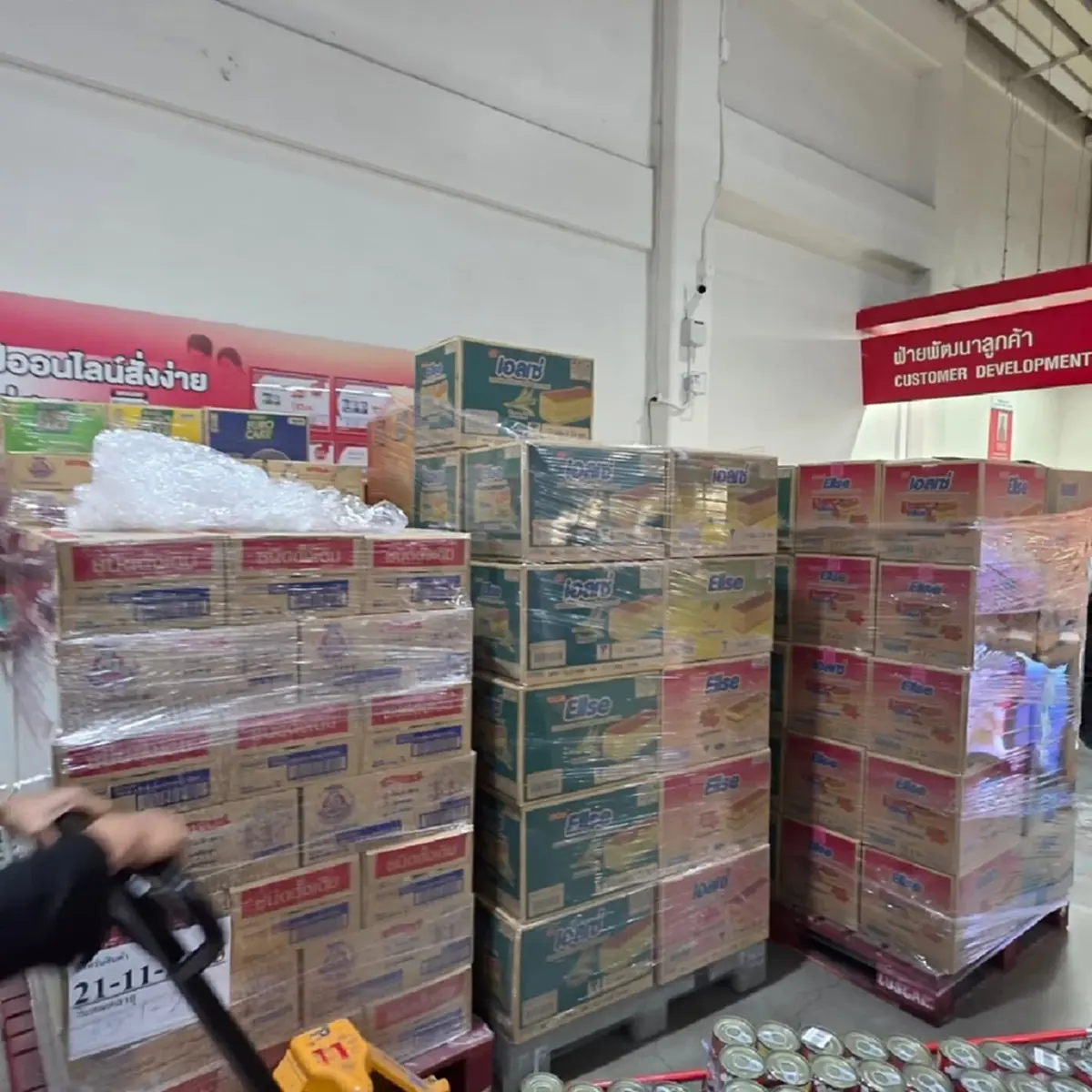 คิวเท โอปป้า เหมารถสิบล้อขนของกิน–น้ำดื่มลงใต้ ช่วยผู้ประสบ