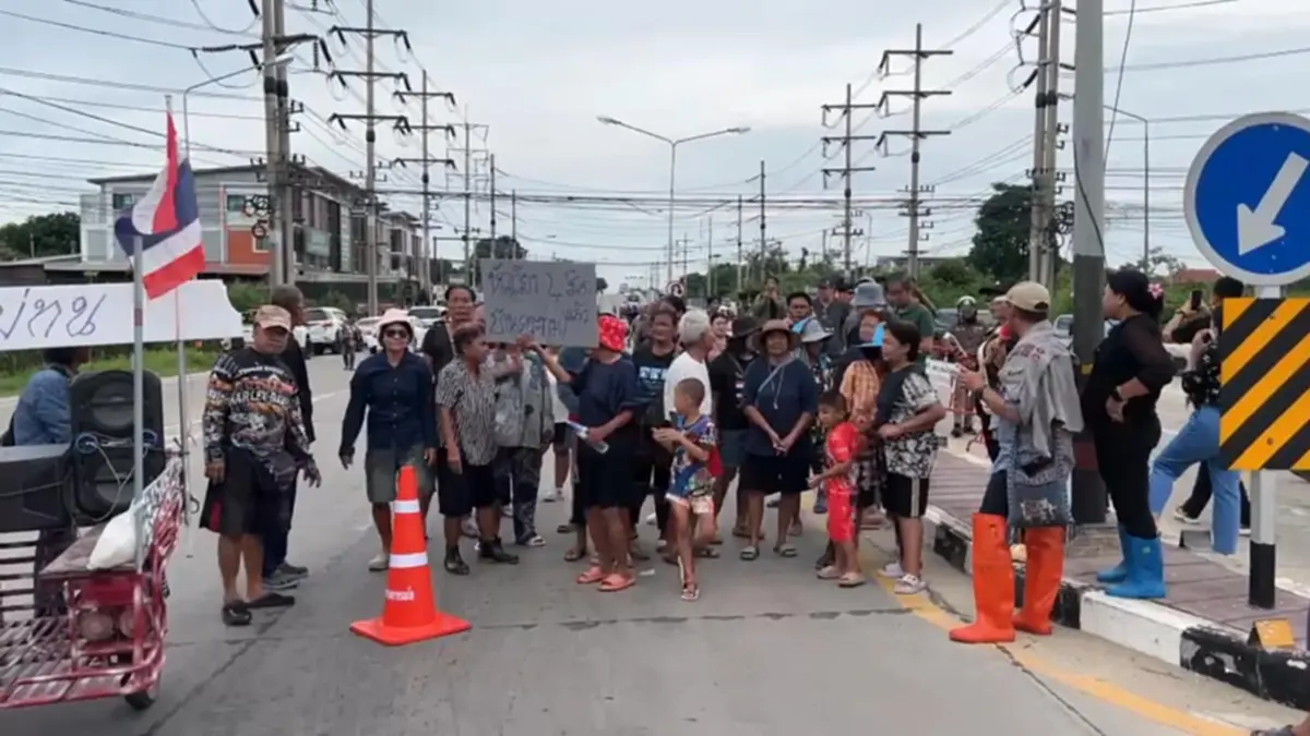 ชาวอยุธยาไม่ทน! ปิดถนนร้องรัฐ หลังน้ำท่วมยืดเยื้อนานกว่า 3 เดือน