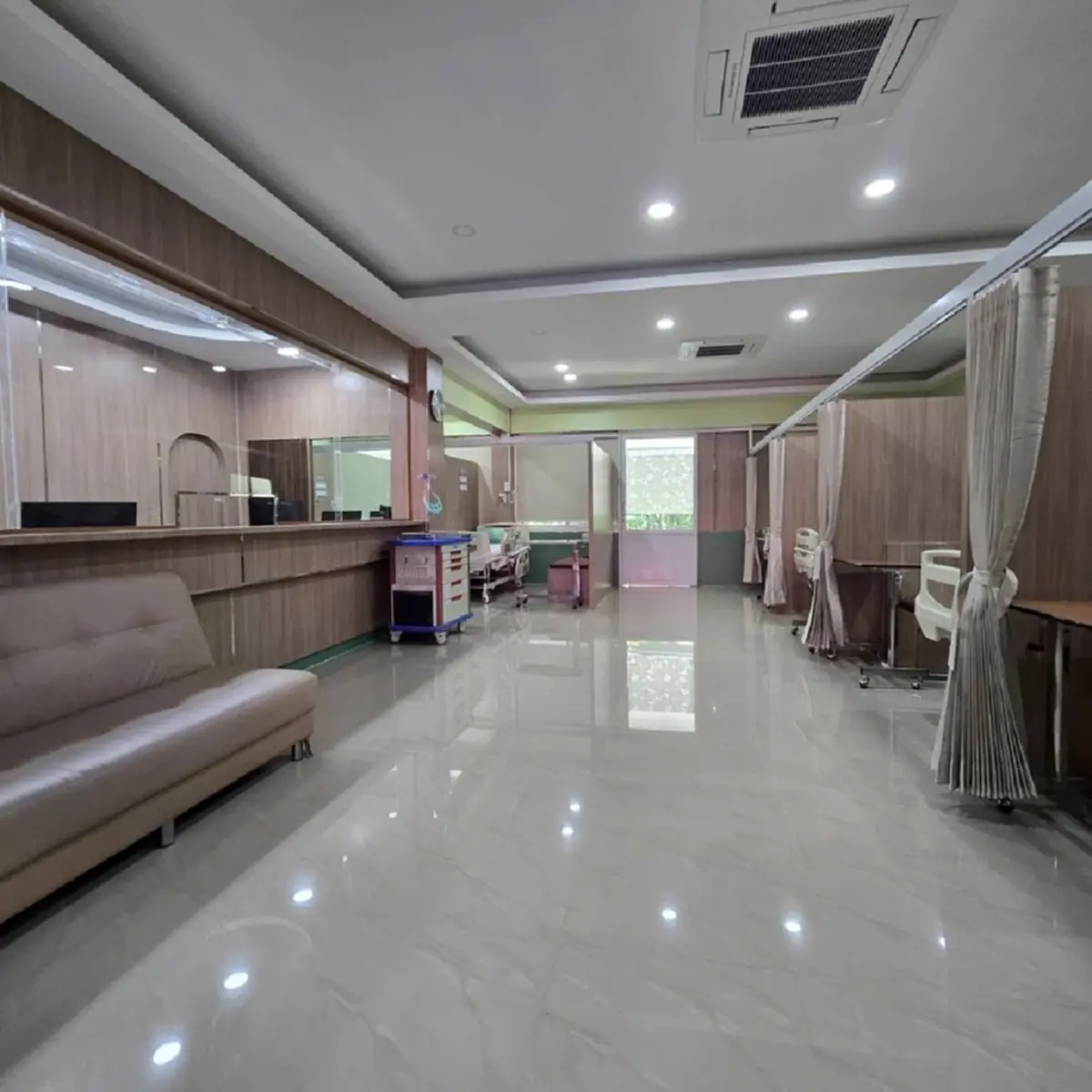 แห่ชื่นชม ตึกผู้ป่วยใน รพ.รัฐ กั้นโซน มีที่นั่งญาติคนไข้