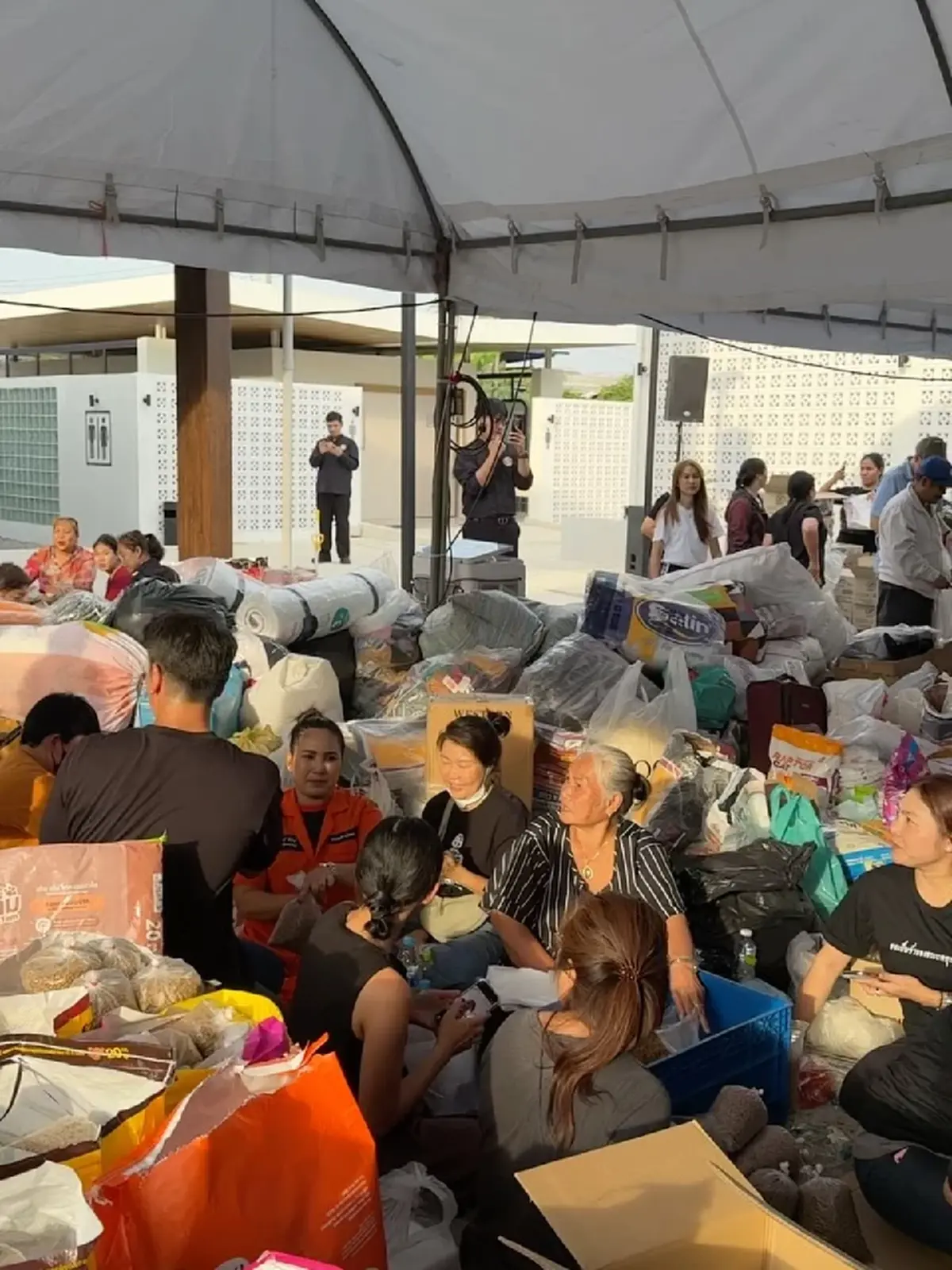 ไม่รอช้า ชาย–วิกกี้ บุกจุดรับบริจาค ส่งต่อสิ่งของช่วยใต้