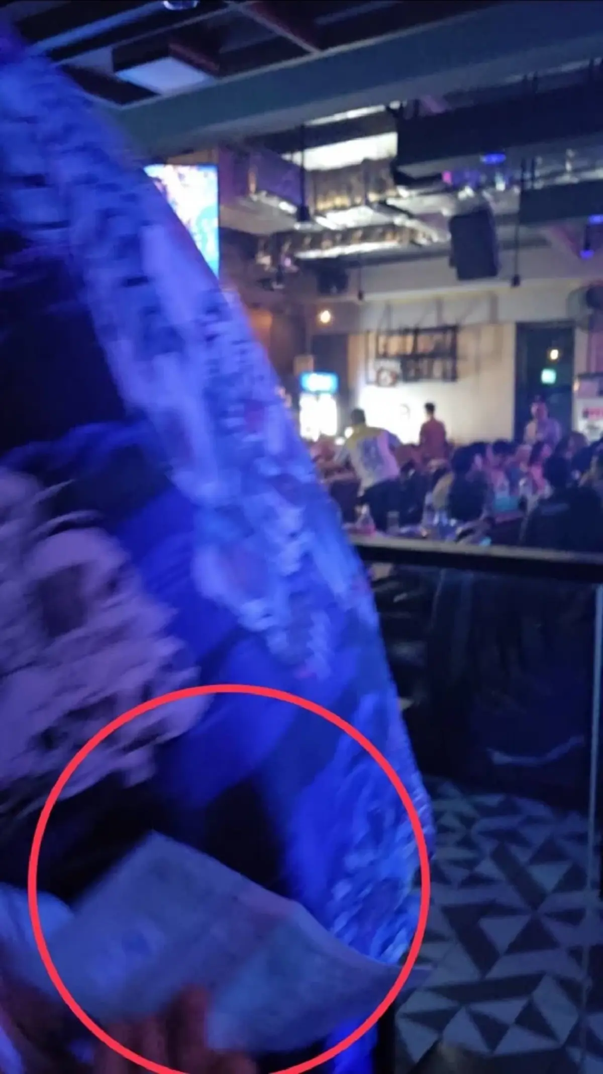 หนุ่ม กรรชัย เปิดเต็มๆ ภาพทนายแก้วนั่งอยู่กลางวงสาวๆ พร้อมหลักฐานคามือ