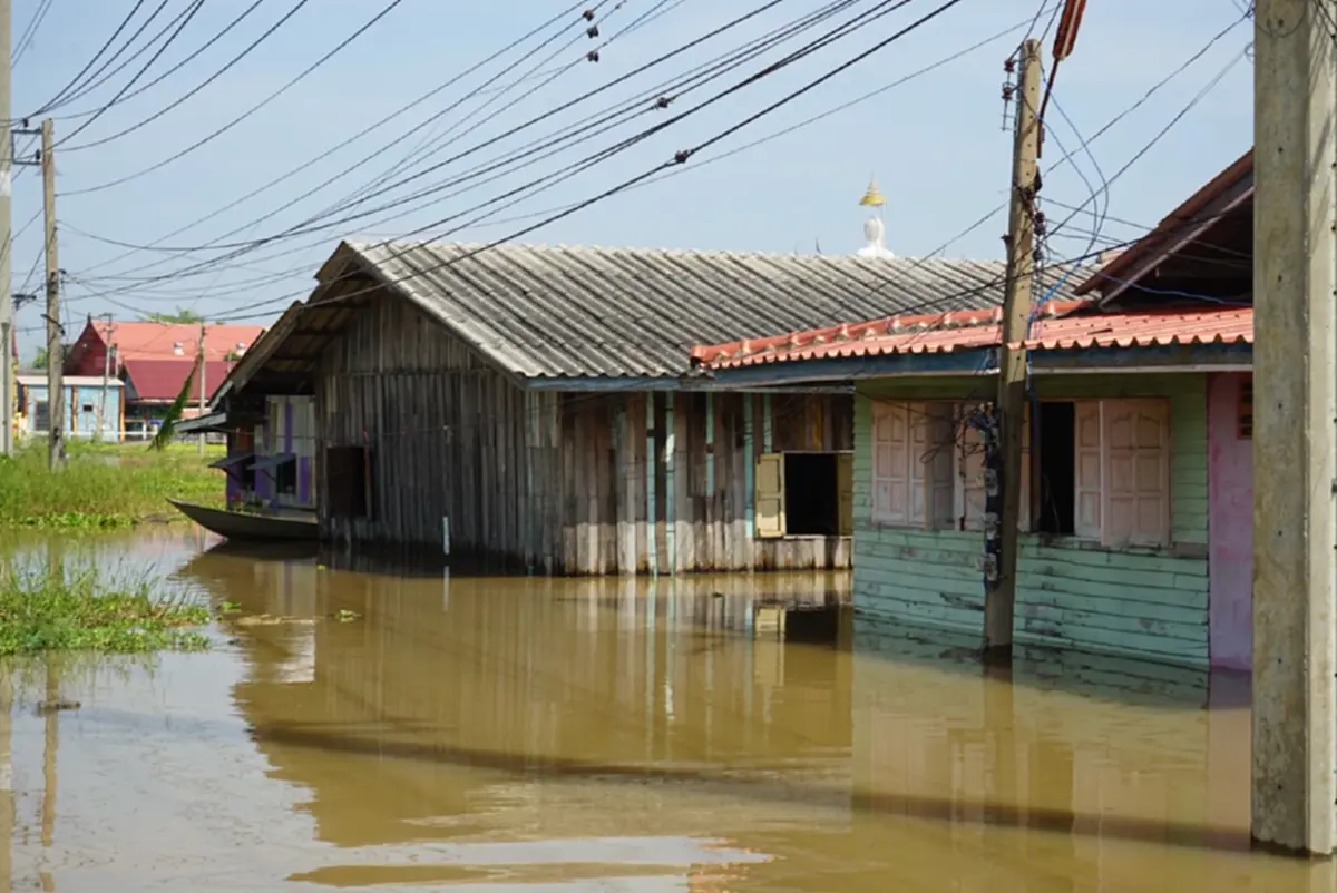 มติ กสร. ช่วยลูกจ้างสู้ภัยน้ำท่วม "หยุดงานได้" ไม่ถือเป็นวันลา