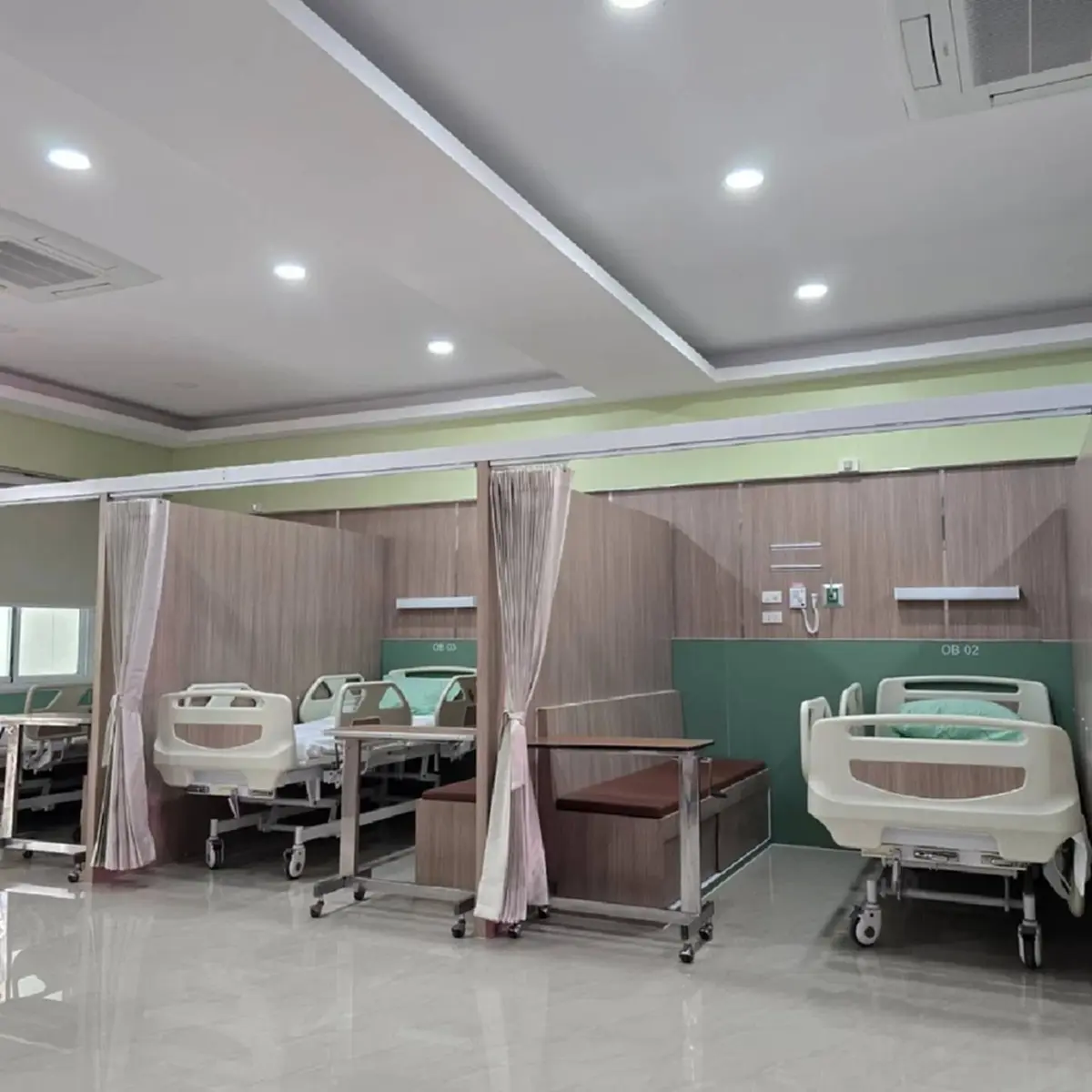 แห่ชื่นชม ตึกผู้ป่วยใน รพ.รัฐ กั้นโซน มีที่นั่งญาติคนไข้