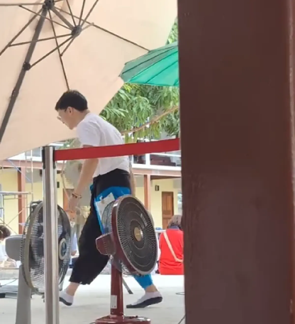 เปิดภาพล่าสุด นักร้องดัง ขวัญใจมหาชน หันหลังเข้าสายบุญเต็มตัว