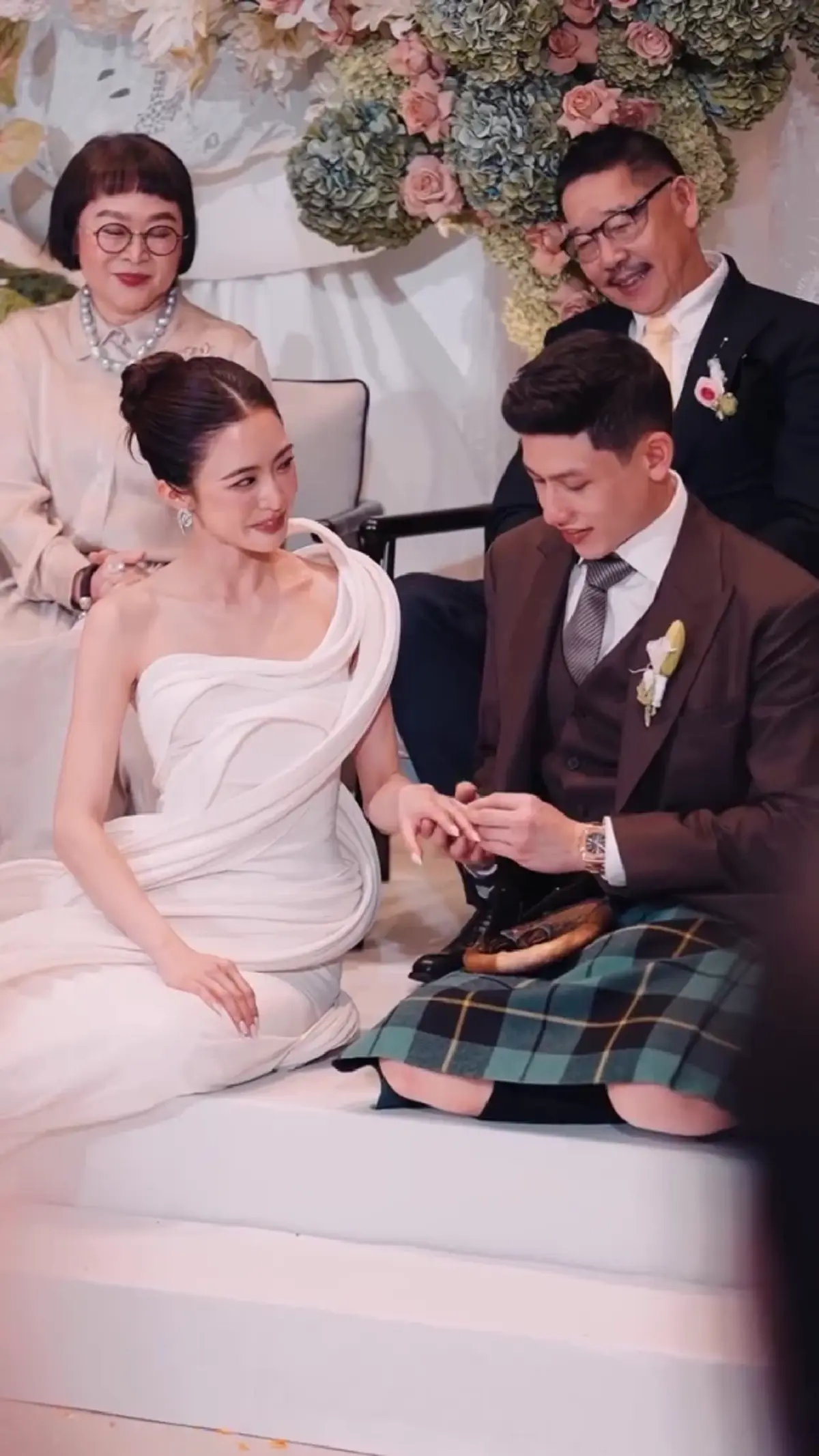 อบอุ่นทั้งงาน เก็บตกภาพบรรยากาศพิธีหมั้น “มายด์–พาย”