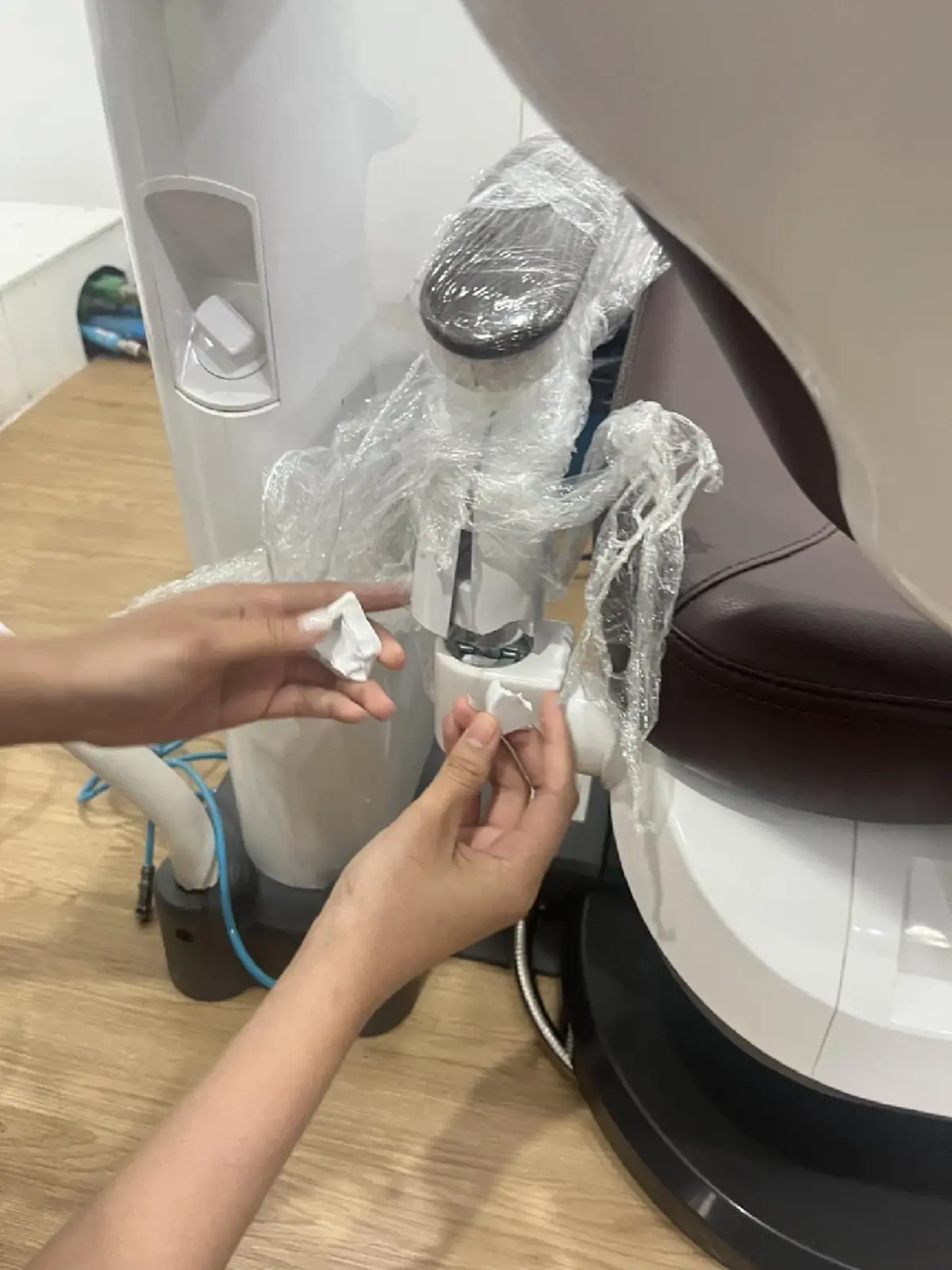 ควรจ่ายไหม คลินิกทำฟันเรียกเงิน 2 พัน กับคนไข้วัย 15 ทำเก้าอี้หัก