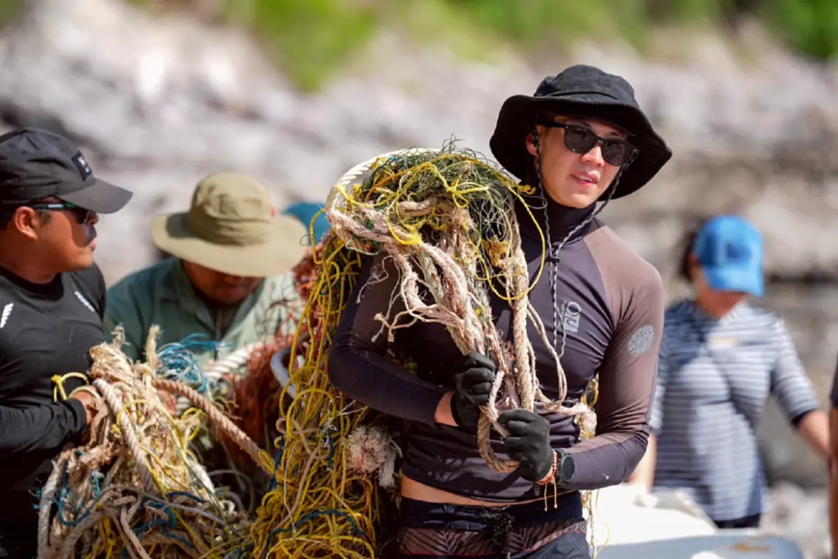 “ทราย สก๊อต” ลงทะเลเก็บขยะ แต่ดันเจอขยะชิ้นใหญ่ลอยน้ำ  