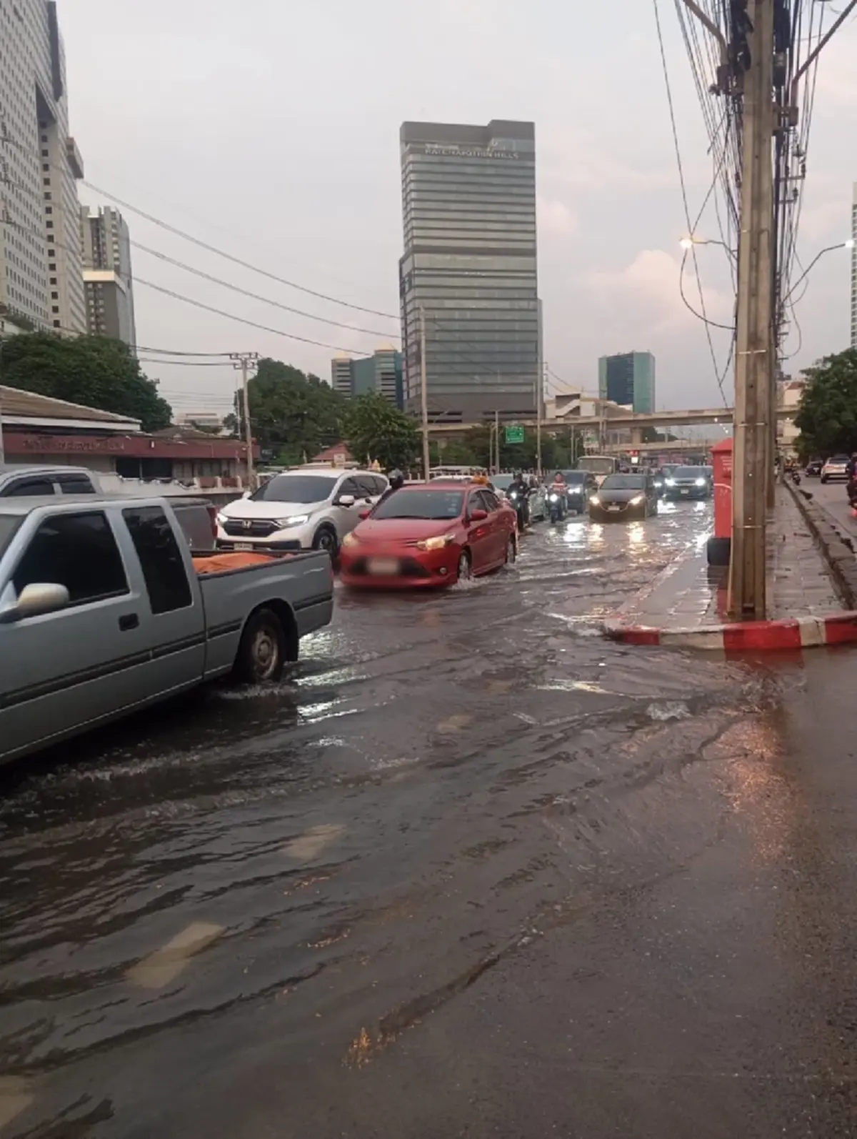 เช็กพื้นที่เลย กทม.แจ้งปิดการจราจร รถติดหนัก น้ำท่วมสูง