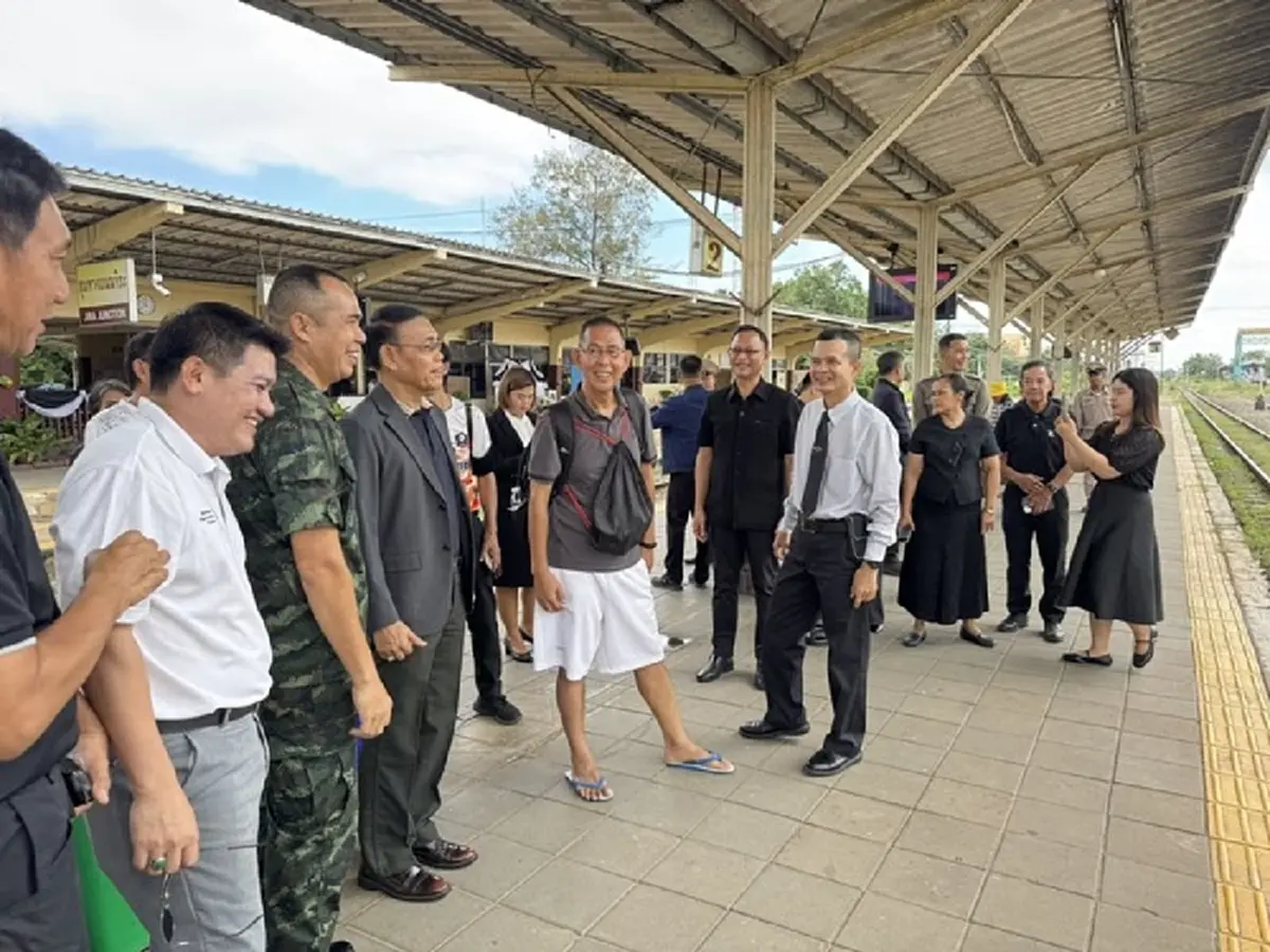 ส่องชุด ชัยวัฒน์ ชื่นโกสุม ต่อคิวซื้อตั๋วรถไฟ ก่อนรับตำแหน่งใหม่