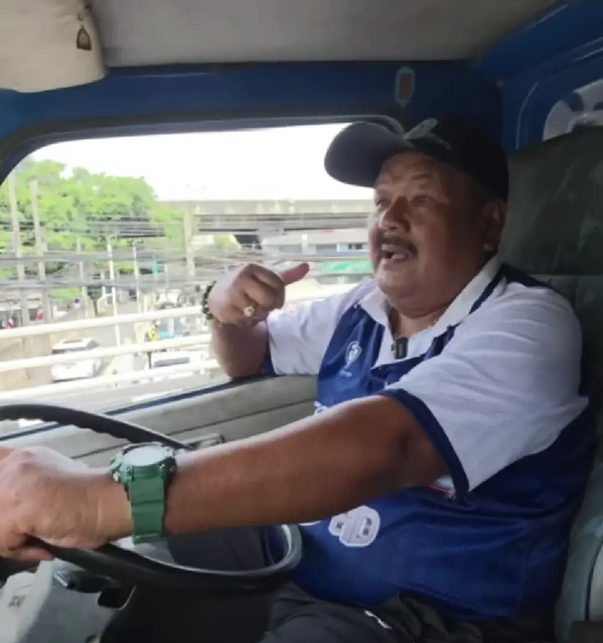 เปิดทะเบียน รถขนฝัน หมอนทองวิทยา ครูสกลขับเองพาเด็กสู่ฝัน