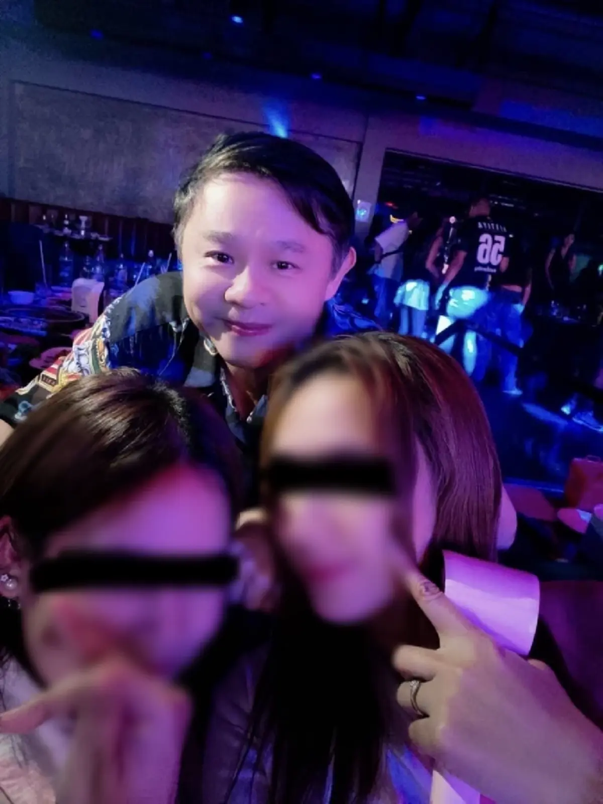 หนุ่ม กรรชัย เปิดเต็มๆ ภาพทนายแก้วนั่งอยู่กลางวงสาวๆ พร้อมหลักฐานคามือ