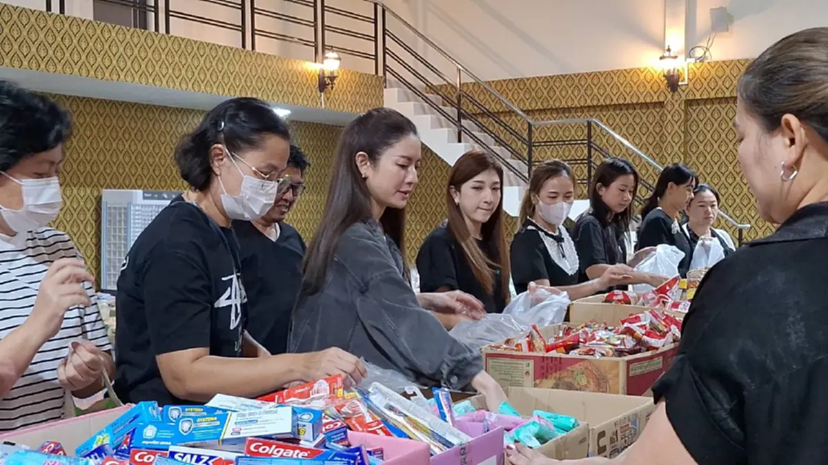 แอฟและน้องปีใหม่ ร่วมสมทบแพ็กถุงยังชีพ ช่วยผู้ประสบภัยภาคใต้