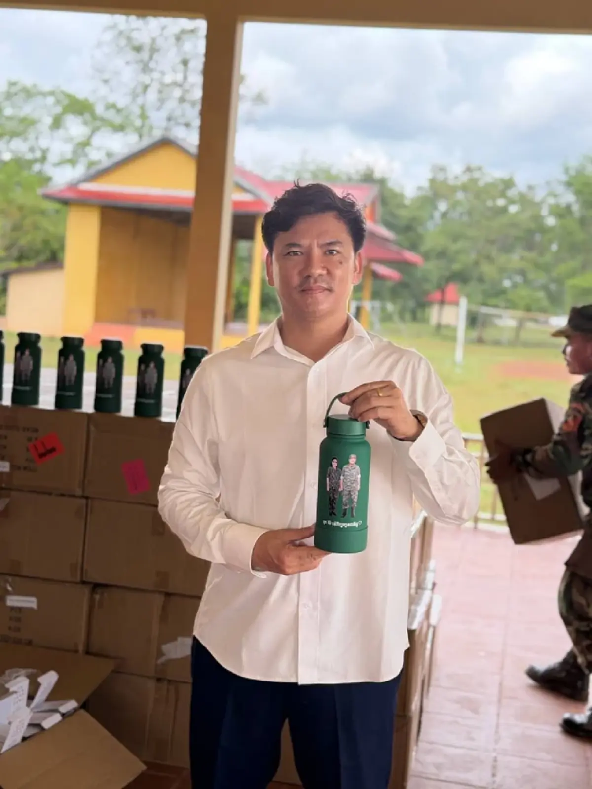 ของขวัญเพื่อกำลังใจ! ฮุน เซน และภริยาส่งกระติกน้ำให้ทหารชายแดน