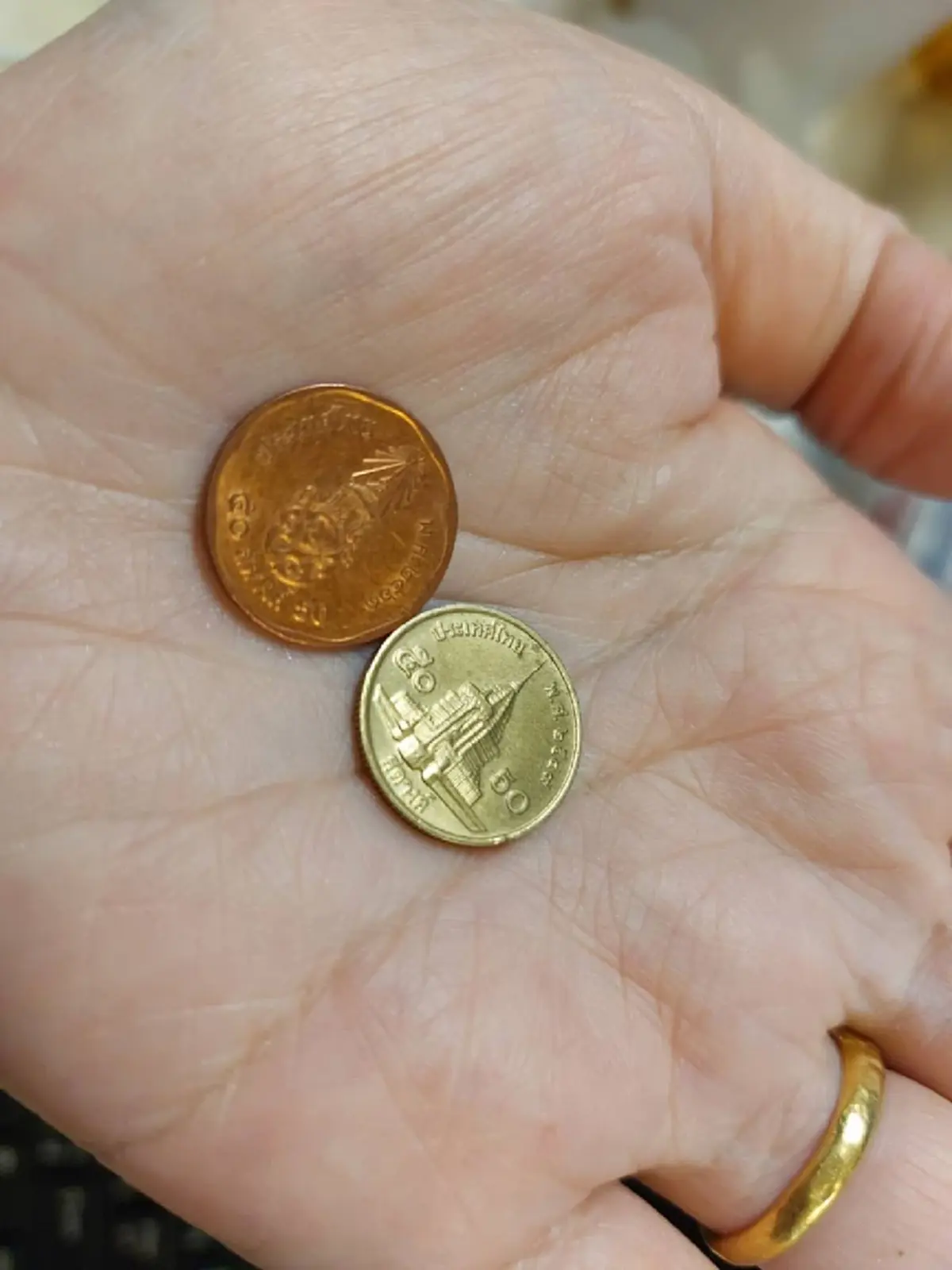 นร.ป.6 ใช้เหรียญ 50 สตางค์ จ่ายค่าโบว์ โดนครูวีนใส่จนอายเพื่อน