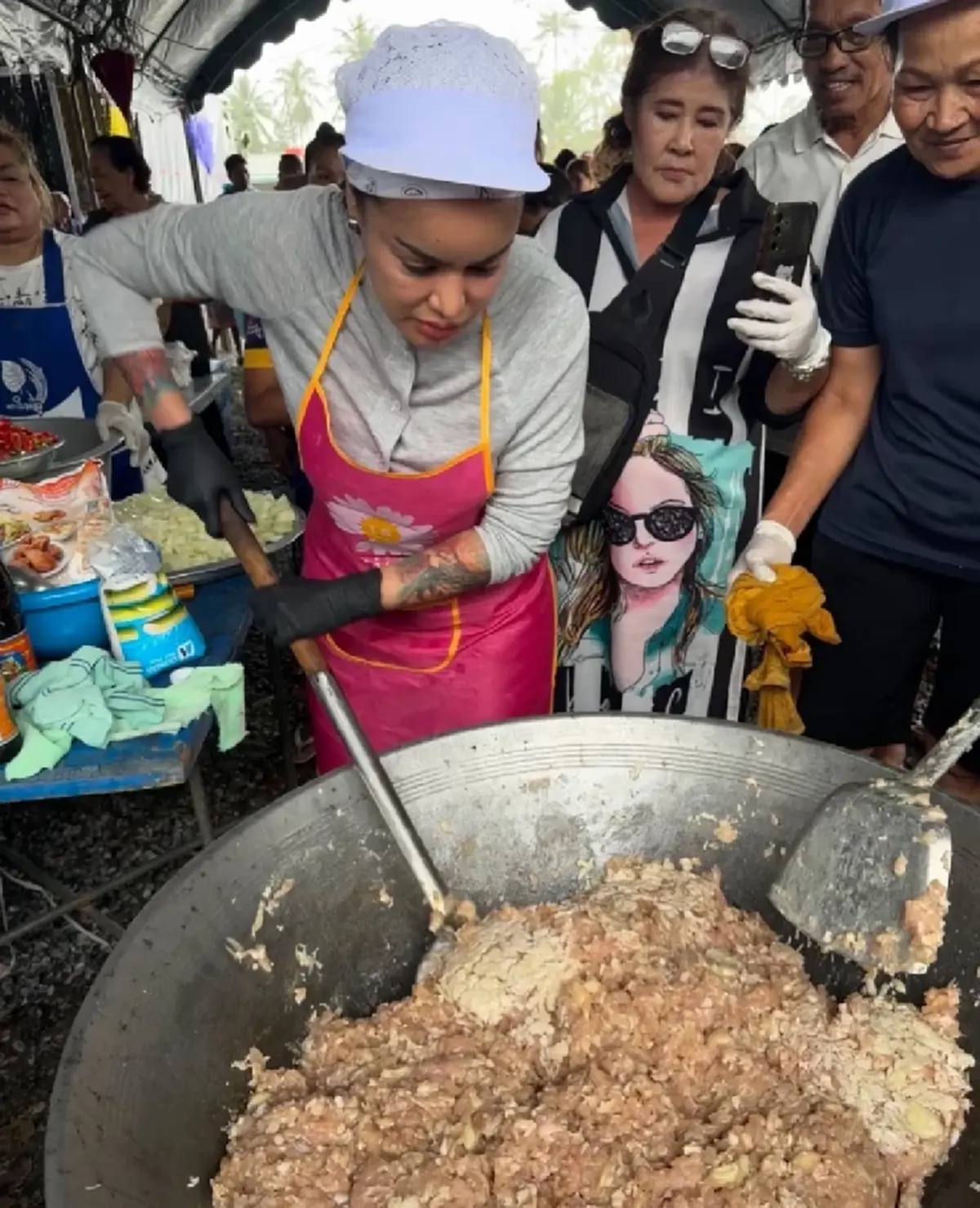 พิมรี่พาย บริจาคเงิน 1 ล้าน ตั้งโรงครัวช่วยผู้ประสบภัยน้ำท่วม