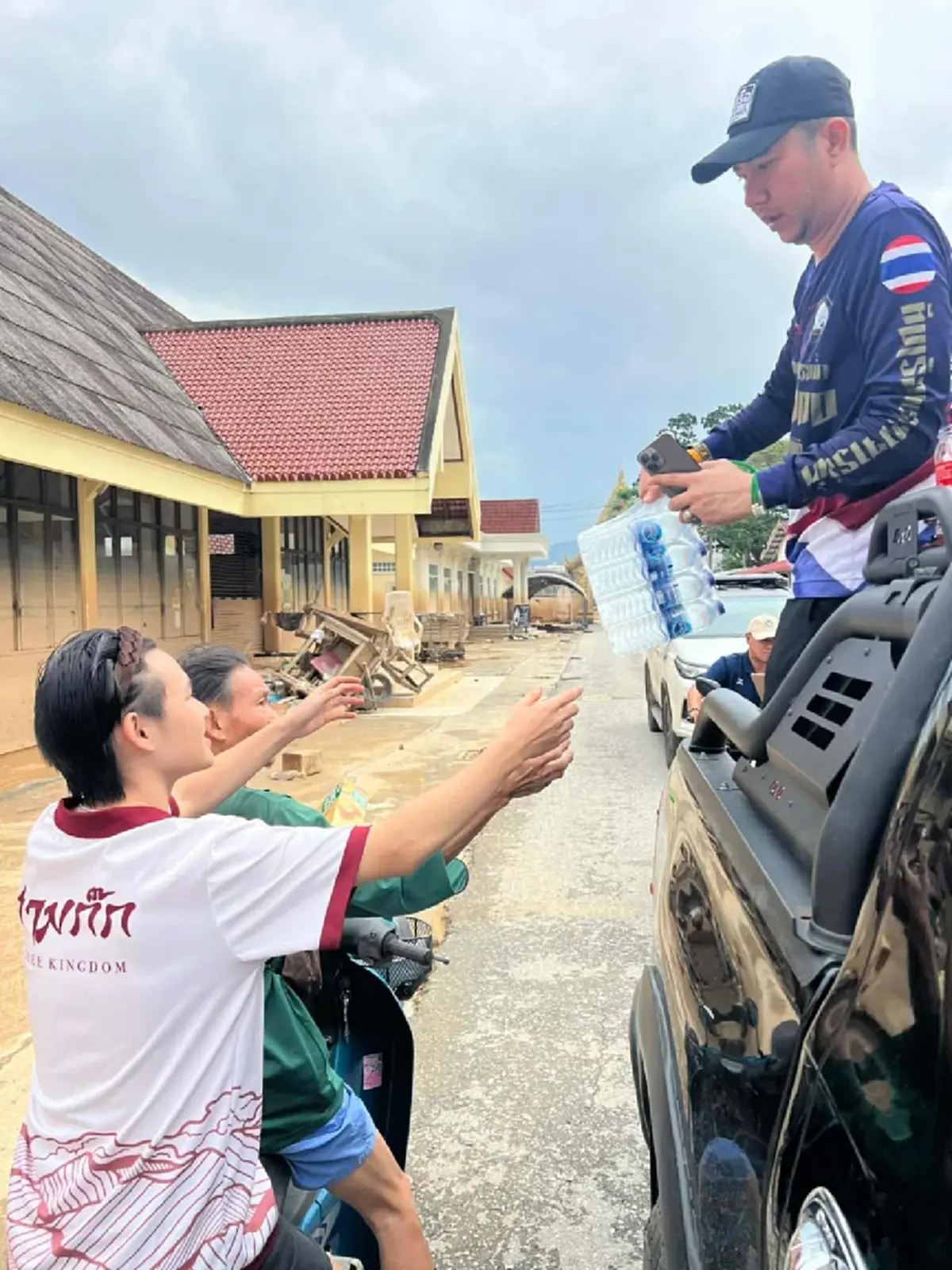 มาริโอ้–จันจิ สนับสนุนทีมอาสา ช่วยผู้ประสบภัยน้ำท่วมภาคใต้