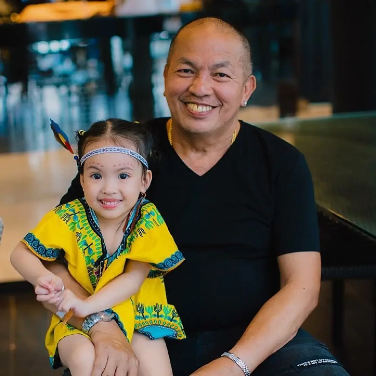 ทายาทคนบันเทิงในชุดไทย ทำเอาโซเชียลเดาไม่ถูกว่าเป็นลูกใคร