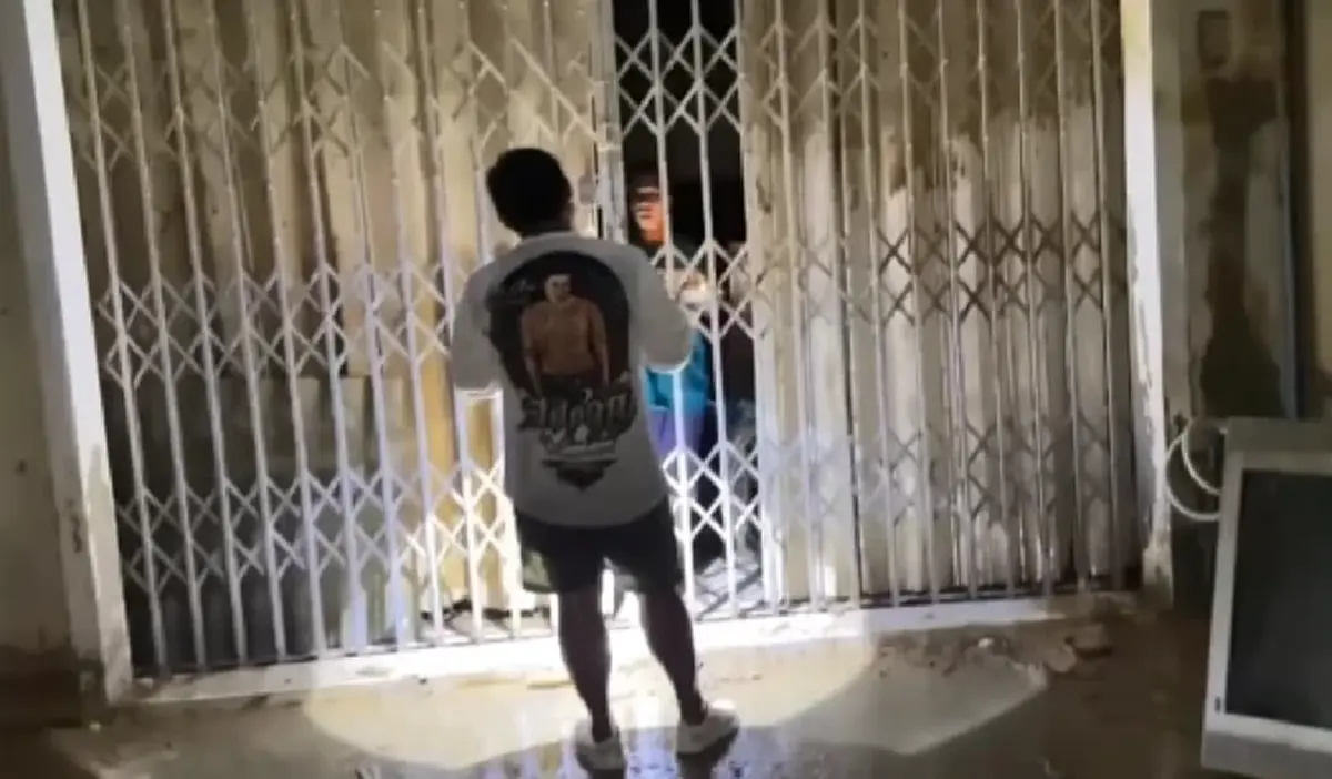 สาวงง ชื่อแม่โผล่ศูนย์อพยพ น้ำท่วมหาดใหญ่ ก่อนตกใจแรงได้ข้อความจากแม่