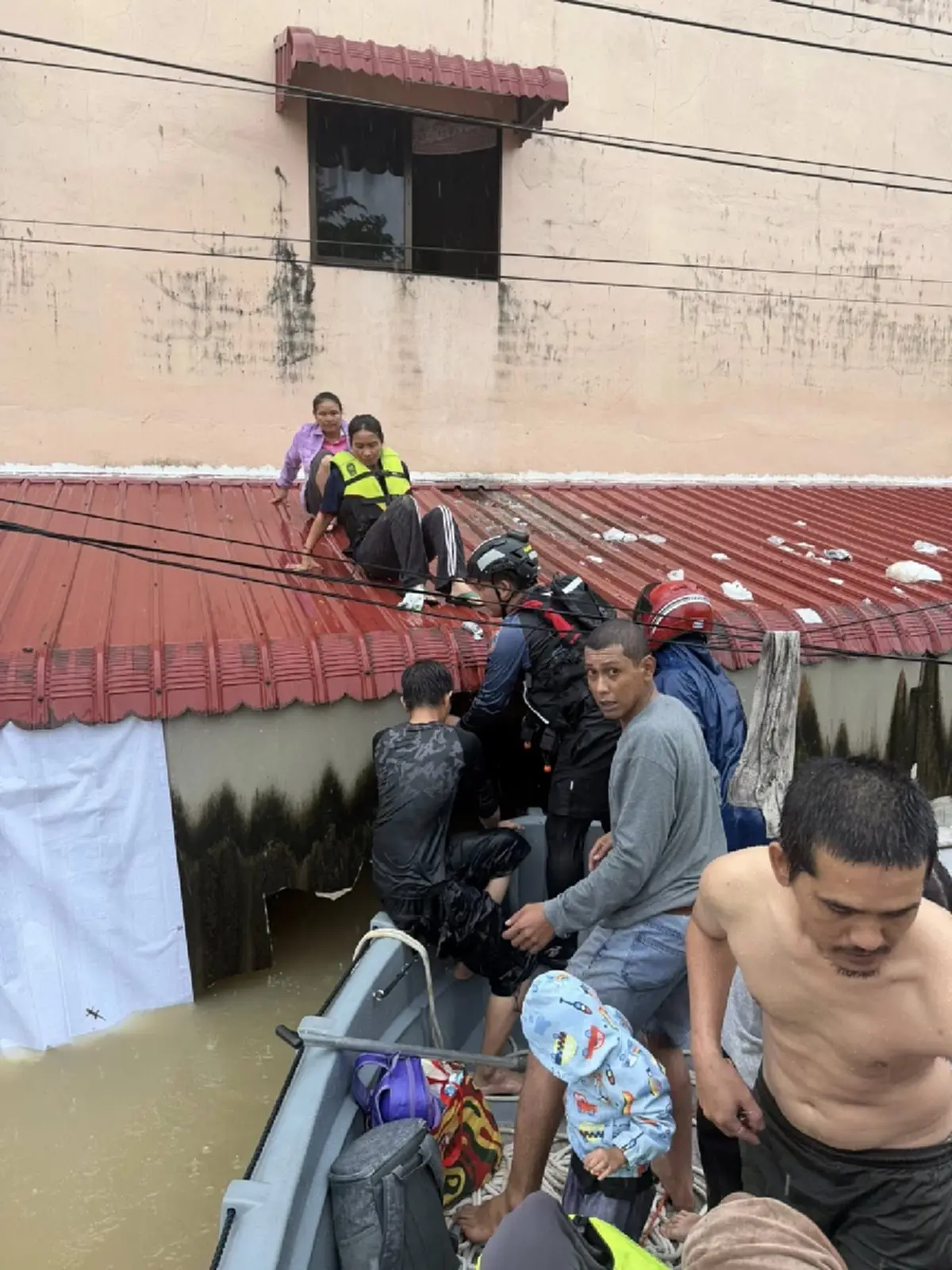 บีบหัวใจ "อาสาหนุ่ม" ช่วยน้ำท่วมหาดใหญ่ เสียงปลายสายแผ่วลงทุกที