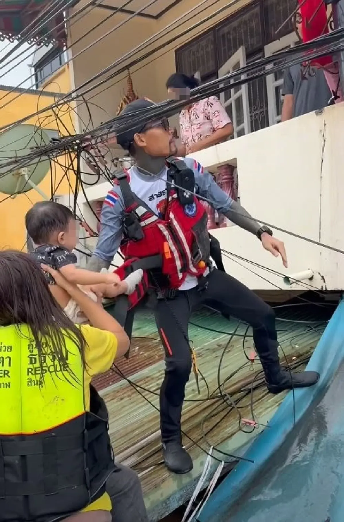 กู้ภัยเล่าซึ้ง น้ำใจเล็กๆท่ามกลางน้ำท่วมหาดใหญ่ ทำหัวใจอ่อนยวบ