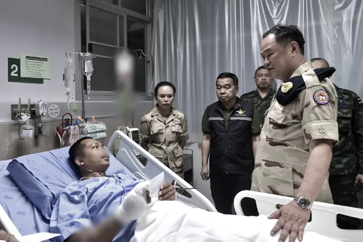 นาทีซึ้ง นายกฯ ปาดน้ำตา เยี่ยมทหารกล้าบาดเจ็บ เหตุเหยียบทุ่นระเบิด