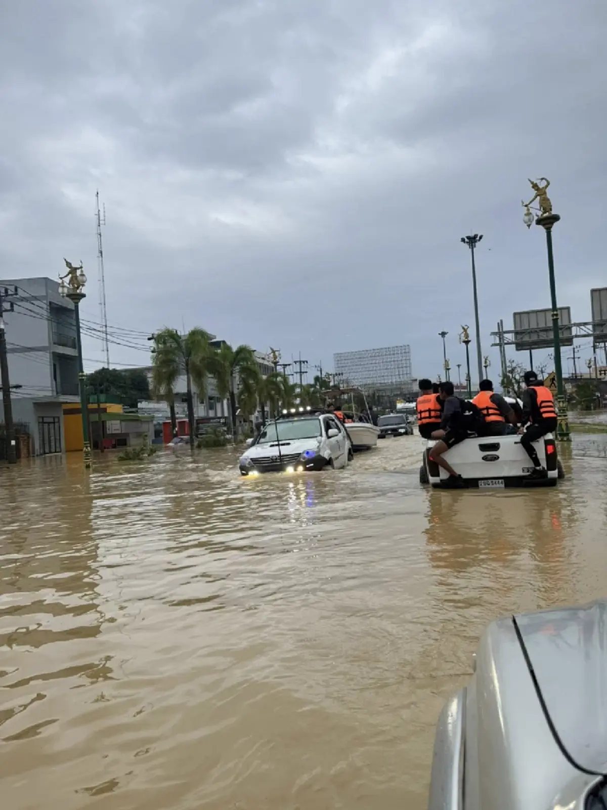 เดือดอีก เจ็ตสกีกู้ภัย ถูกรัวขู่ไล่หลัง จุดเขต 8 ถอนกำลังแล้ว