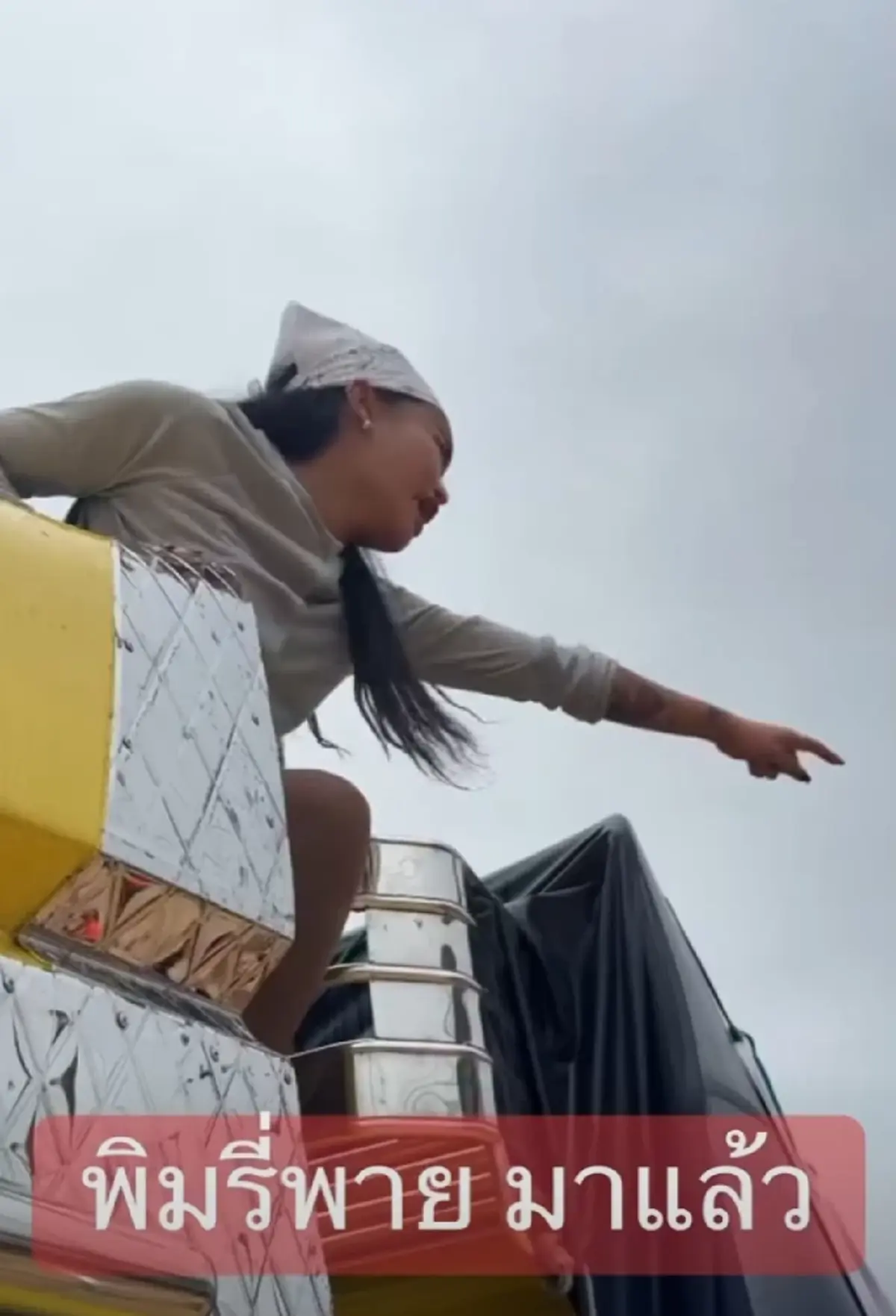 พิมรี่พาย บริจาคเงิน 1 ล้าน ตั้งโรงครัวช่วยผู้ประสบภัยน้ำท่วม