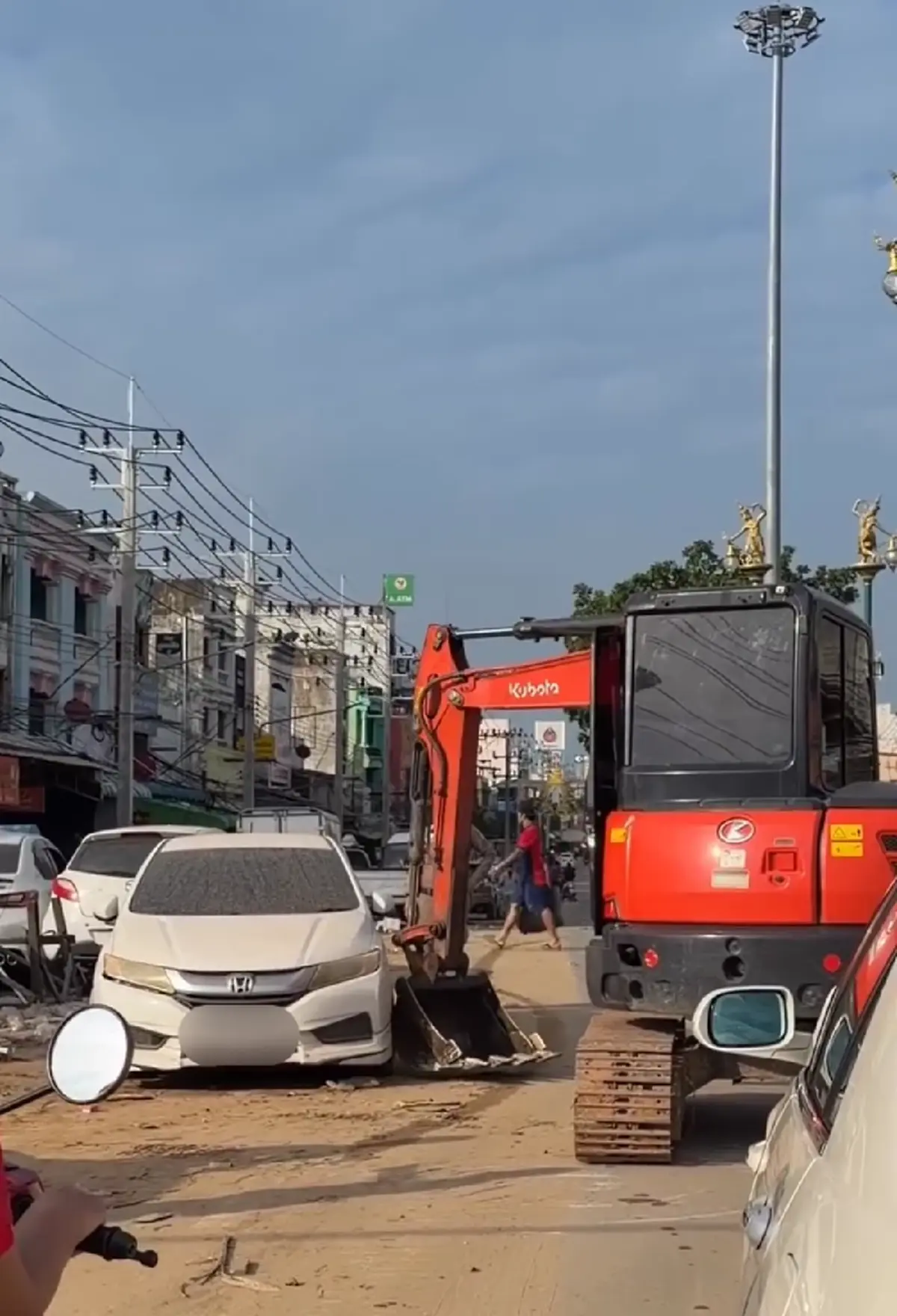 ตำรวจ แจงแล้ว ดราม่าใช้รถแบคโฮเคลื่อนย้ายรถในหาดใหญ่