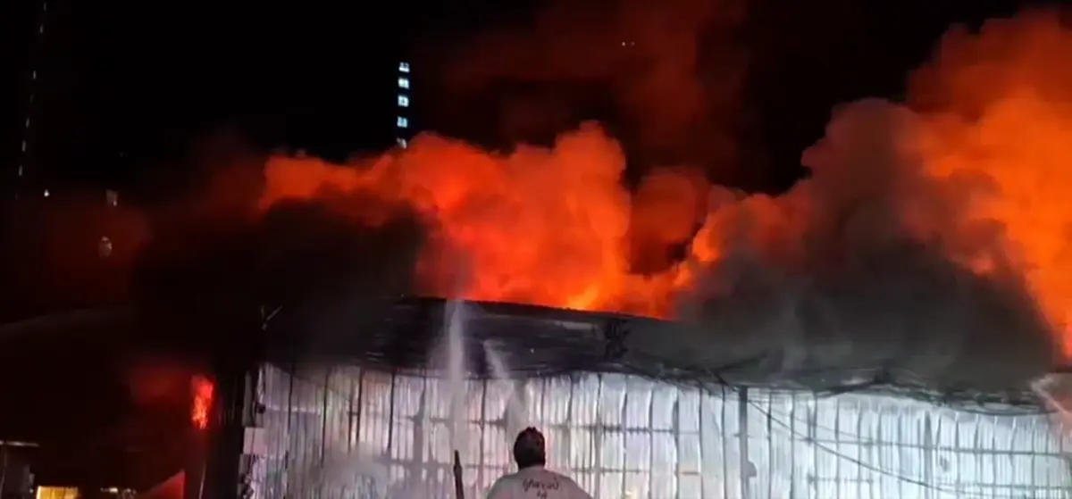 รปภ.เล่านาทีระทึก เพลิงไหม้โกดังเก็บสินค้า ย่านราษฎร์บูรณะ