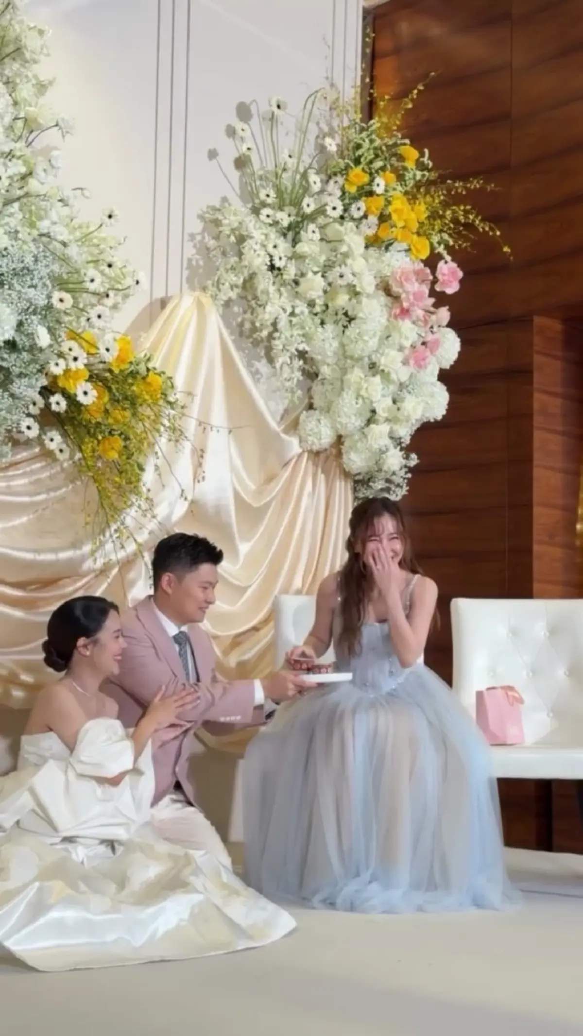 งานวิวาห์สุดอบอุ่น! น้องสาว ออม สุชาร์ เซอร์ไพรส์ของขวัญชิ้นใหญ่