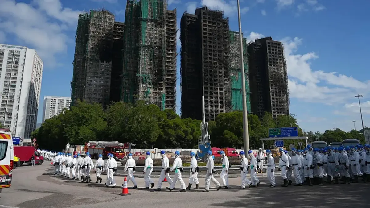 สะเทือนใจ ฮ่องกงลดธงครึ่งเสาเริ่มไว้อาลัยเหยื่อไฟไหม้ 