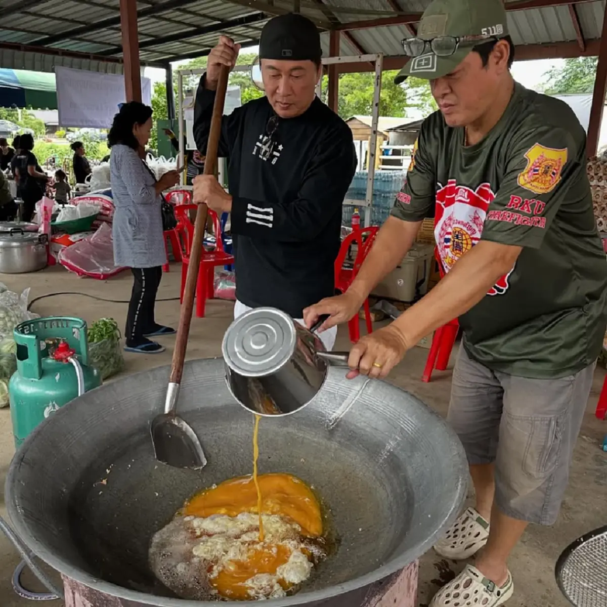 เปิ้ล นาครส่งทีมเจ็ตสกีลุยกระแสน้ำแรง ช่วยชาวหาดใหญ่