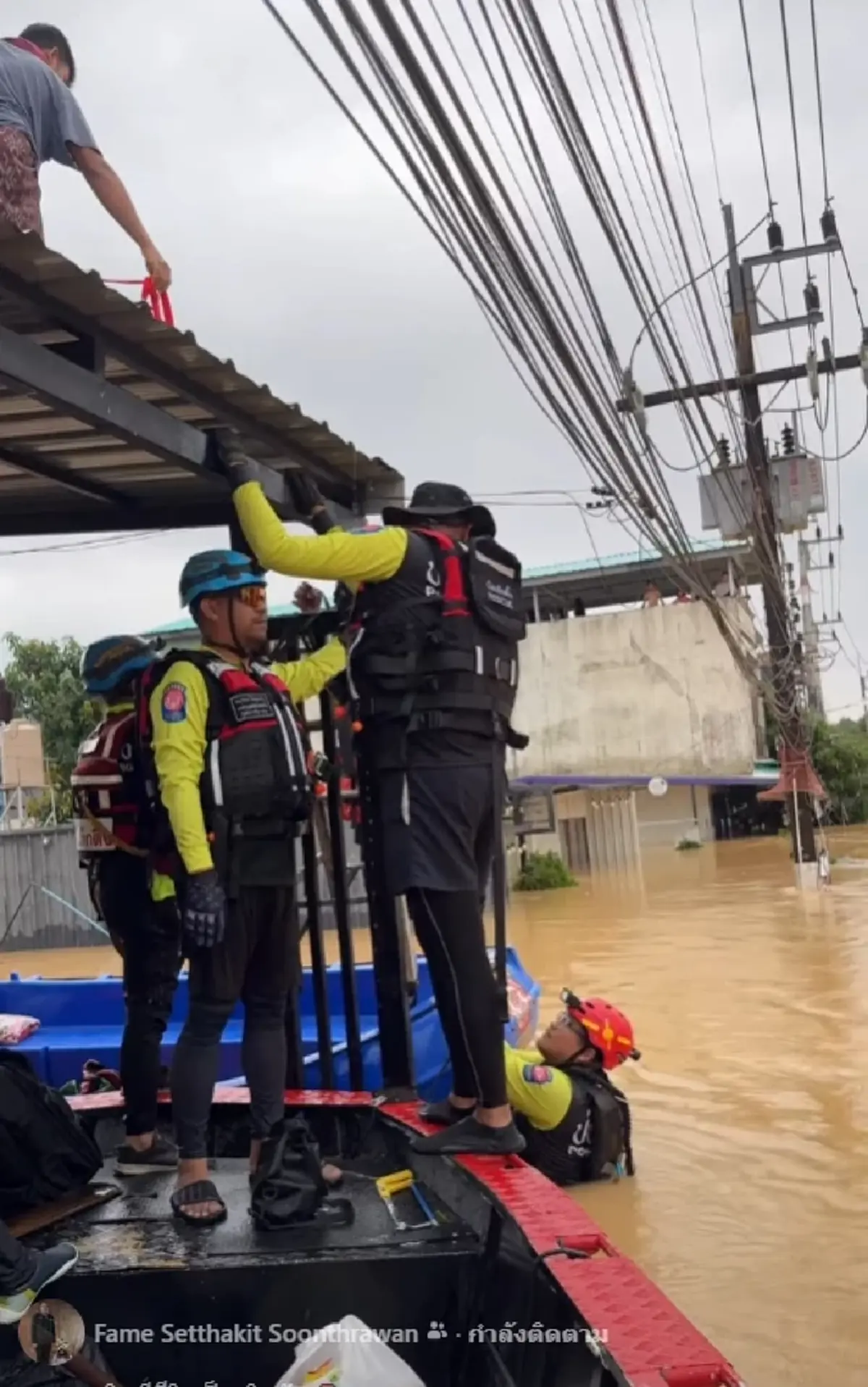 ฮีโร่จากเมืองหลวง ทีมกู้ภัย กทม. ลงช่วยน้ำท่วมหาดใหญ่ ไม่ทิ้งใครไว้ข้างหลัง