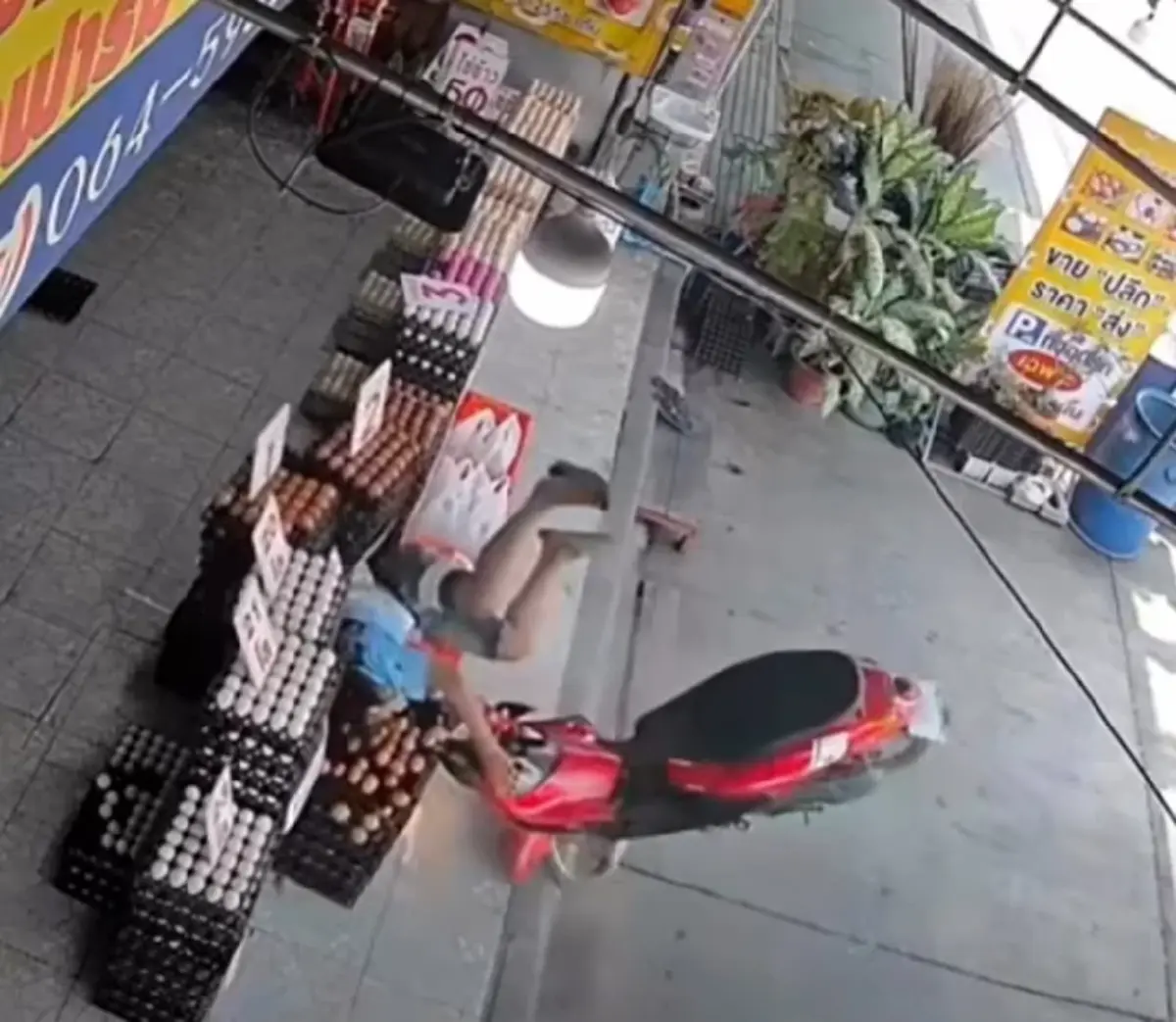 เปิดค่าเสียหาย วัยรุ่นซิ่งมอเตอร์ไซค์เหมาแผงไข่ ตลาดดัง