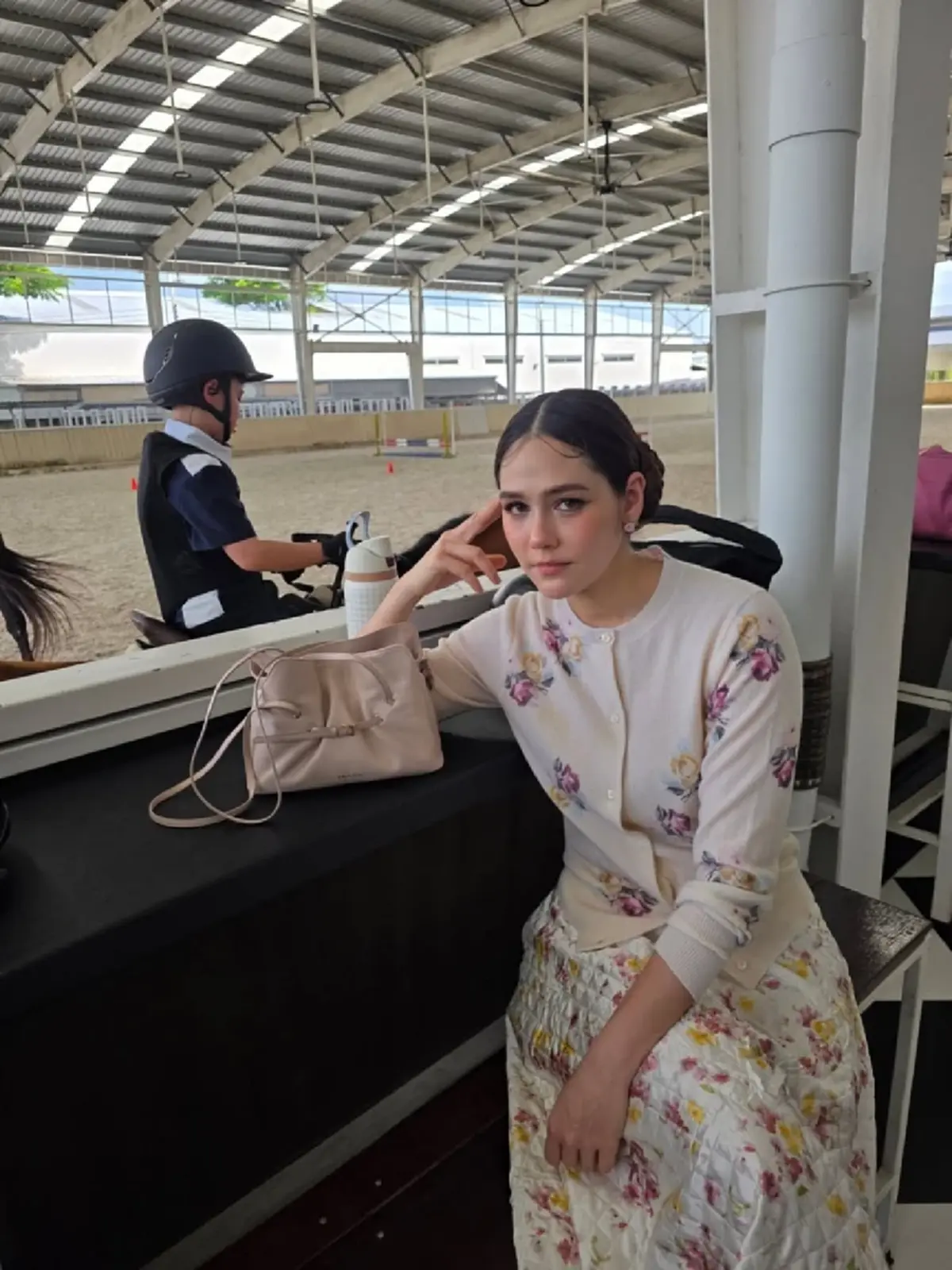 แม่ชมแต่งตัวหวานละมุนสุดปัง รอลูกชาย “พี่สายฟ้า” โชว์สกิลขี่ม้า