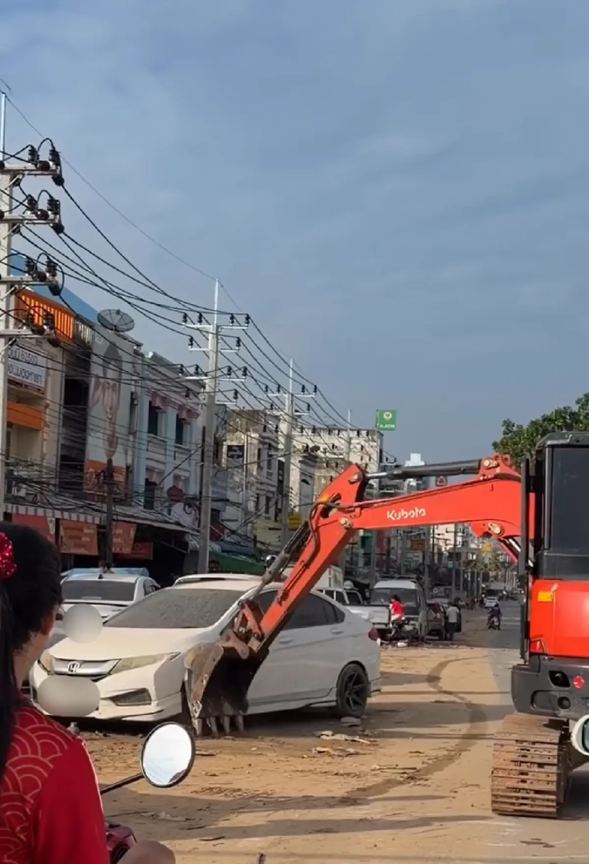 รู้แล้วเหตุผล ใช้รถแบคโฮย้ายรถ หลังชาวบ้านโวยหนัก เหมือนซ้ำเติม