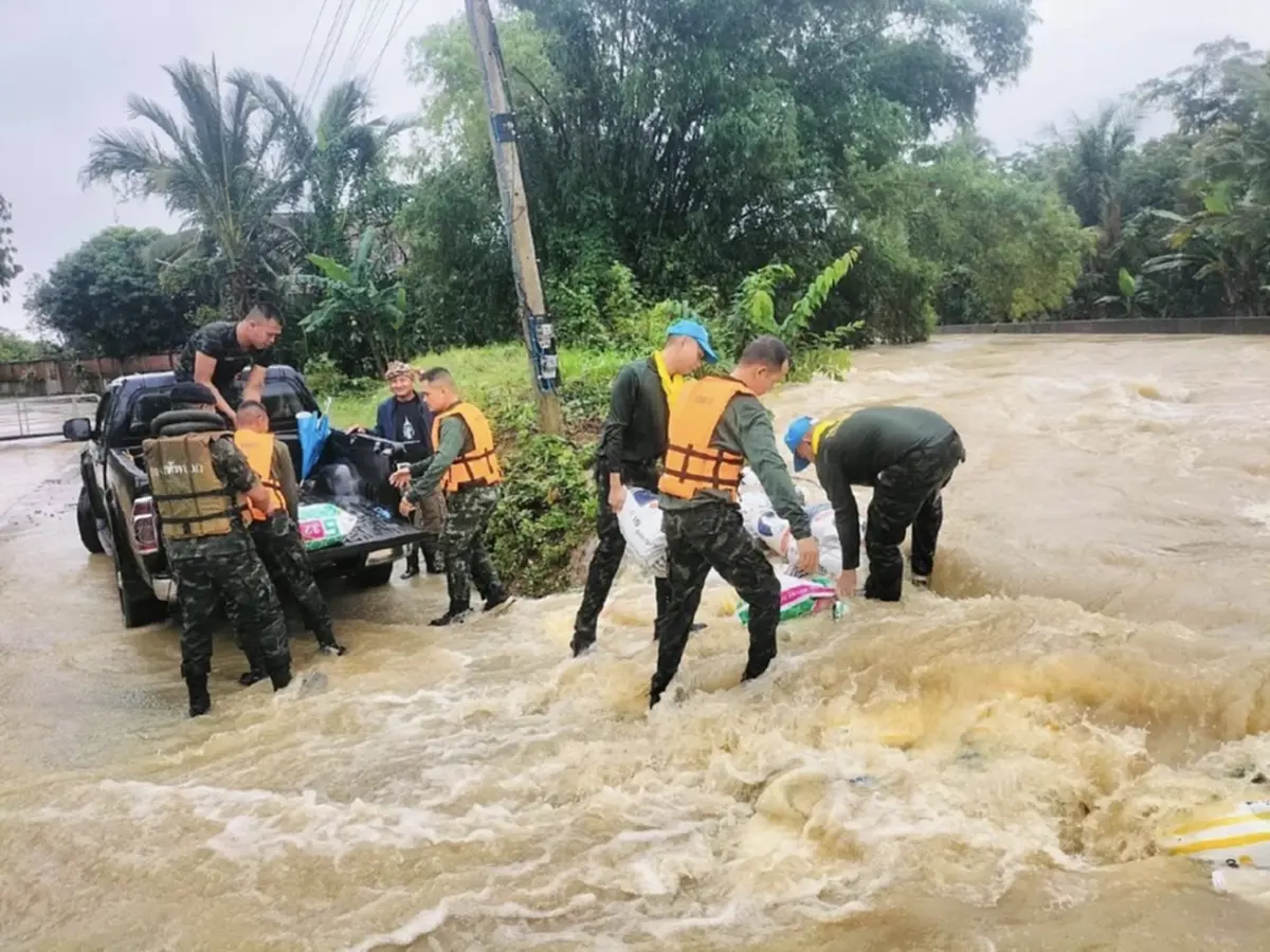 ทหารลุยน้ำช่วยชาวบ้านใต้ อพยพผู้สูงอายุหนีน้ำวิกฤต