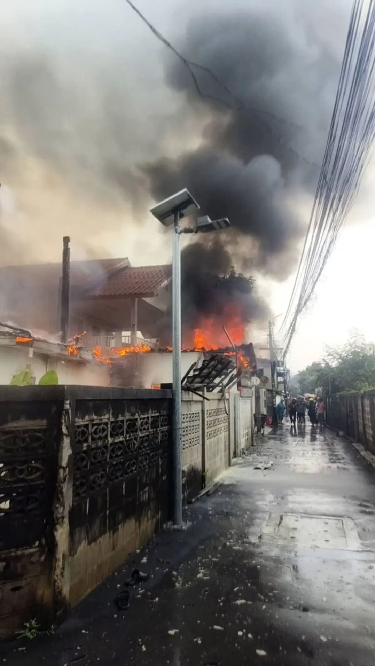 อัปเดตเหตุเพลิงไหม้!  ภายในชุมชนศาลาครืน ซอยวุฒากาศ 42