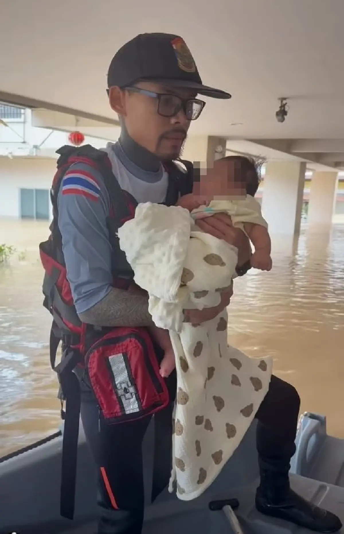 กู้ภัยเล่าซึ้ง น้ำใจเล็กๆท่ามกลางน้ำท่วมหาดใหญ่ ทำหัวใจอ่อนยวบ