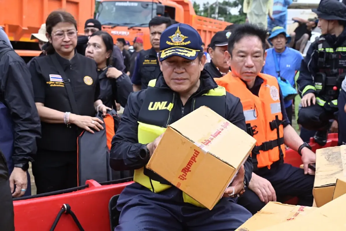 เปิดปฏิบัติการ 8 ชั่วโมง"ร.อ.ธรรมนัส"ลุยฝ่าน้ำท่วม ช่วย 500 ชีวิต