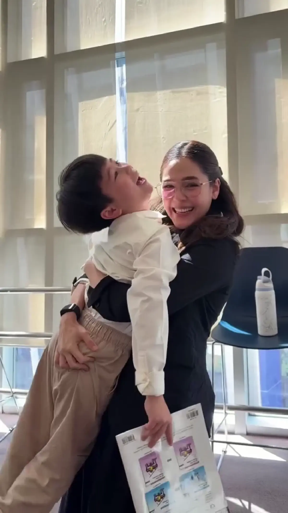 แม่ชมโพสต์โมเมนต์ลูกชายโชว์สกิลดนตรี ลูกไม้หล่นไม่ไกลต้นจริงๆ